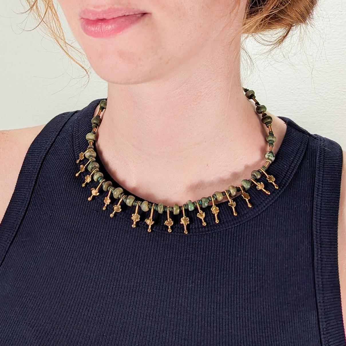 Eine schöne Halskette im Stil der etruskischen Wiedergeburt.

Von der modernistischen Goldschmiedin Resia Schor aus New York City. 

Aus 14k Gold.

Mit einer abwechselnden Reihe von grob geschliffenen Jadeperlen und stilisierten Goldtropfen in Form
