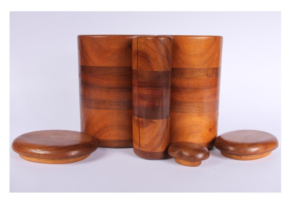Realizzato a mano con legno di noce nero nordamericano, oak bianco, guanacasto sudamericano, padoub africano e bubinga. Firmato Peter Petrochko, luglio 1981. Set di barattoli, realizzato tagliando anelli concentrici da un blocco di legno. Copiose