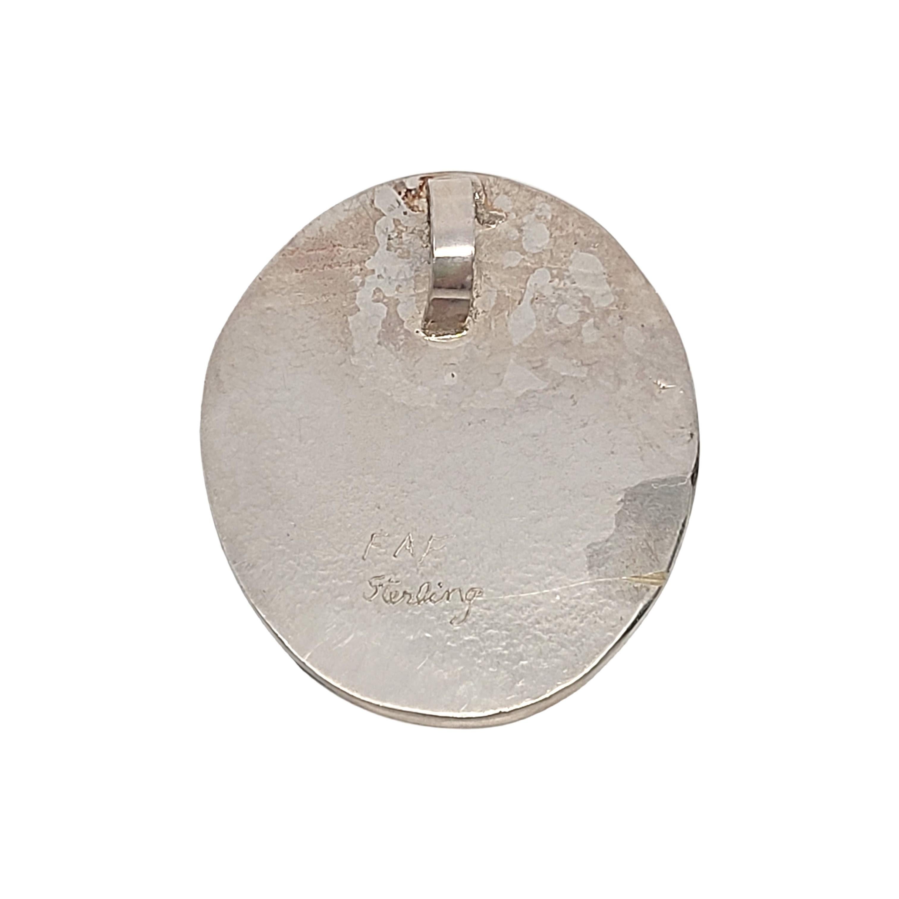 Grand pendentif moderniste en argent sterling et malachite, signé FAF.

Magnifique pierre ovale naturelle en forme de bande de malachite dans une monture moderniste oxydée.

Mesure environ 2