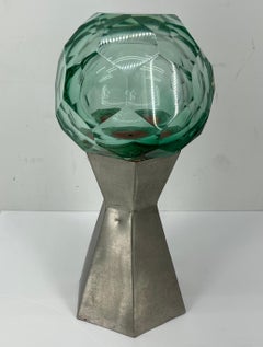 Escultura de vidrio tallado verde firmada por Feliciano Bejar, hacia 1990