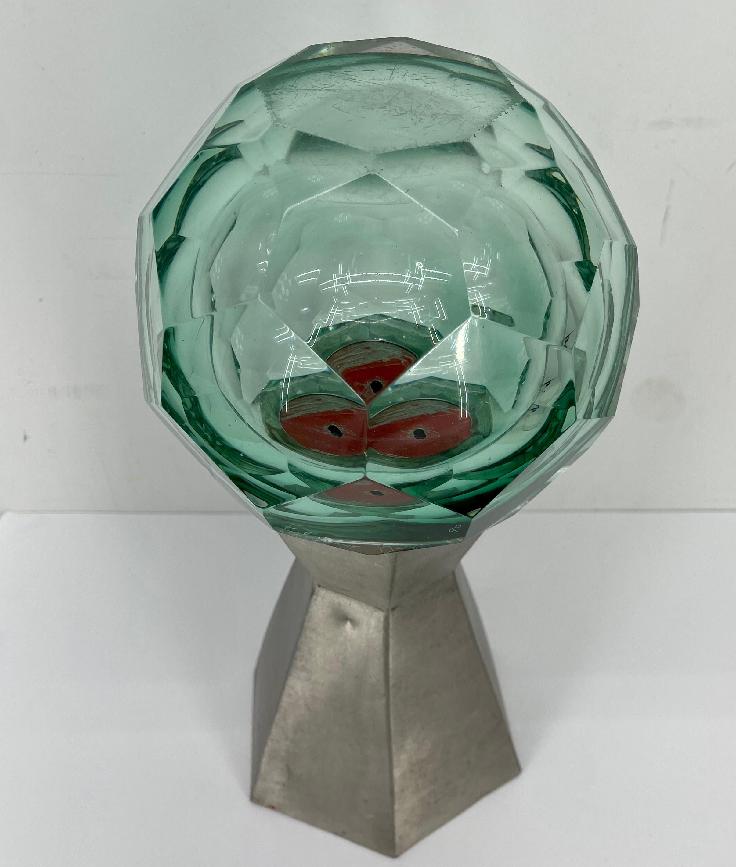 Moderne Sculpture en verre taillé vert signée Feliciano Bejar, datant d'environ 1990 en vente