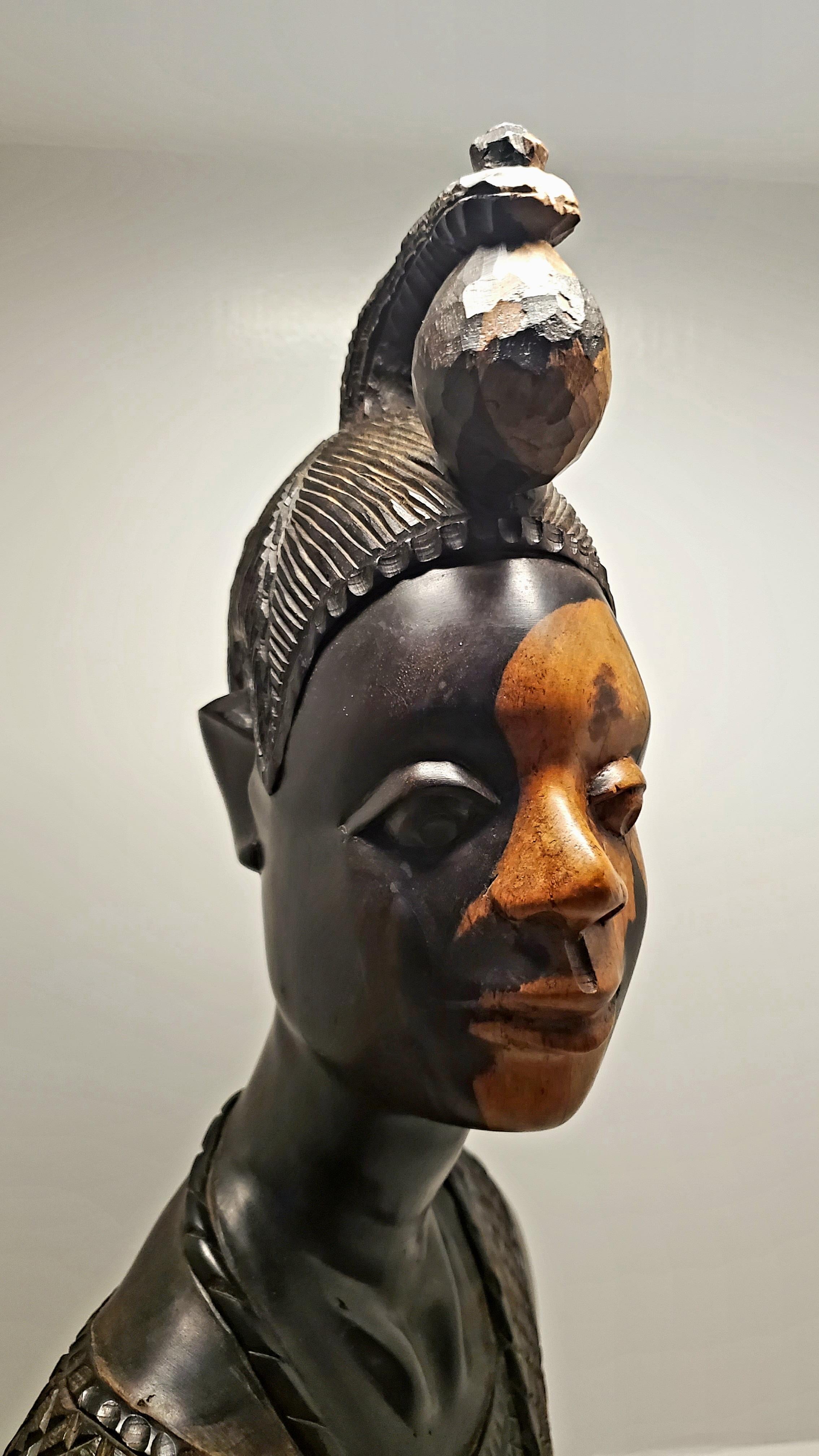 Buste en bois sculpté d'un homme nigérian par Felix Ogbe Ozo  en vente 3