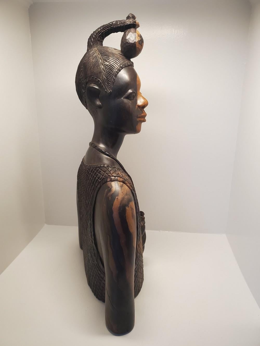 Nigérian Buste en bois sculpté d'un homme nigérian par Felix Ogbe Ozo  en vente