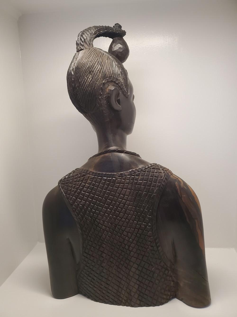 Sculpté Buste en bois sculpté d'un homme nigérian par Felix Ogbe Ozo  en vente