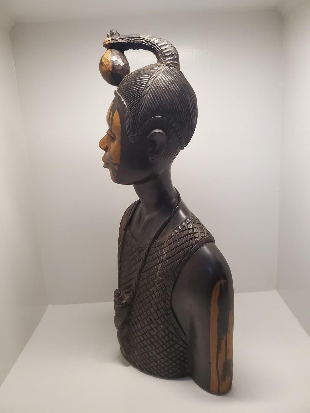 20ième siècle Buste en bois sculpté d'un homme nigérian par Felix Ogbe Ozo  en vente