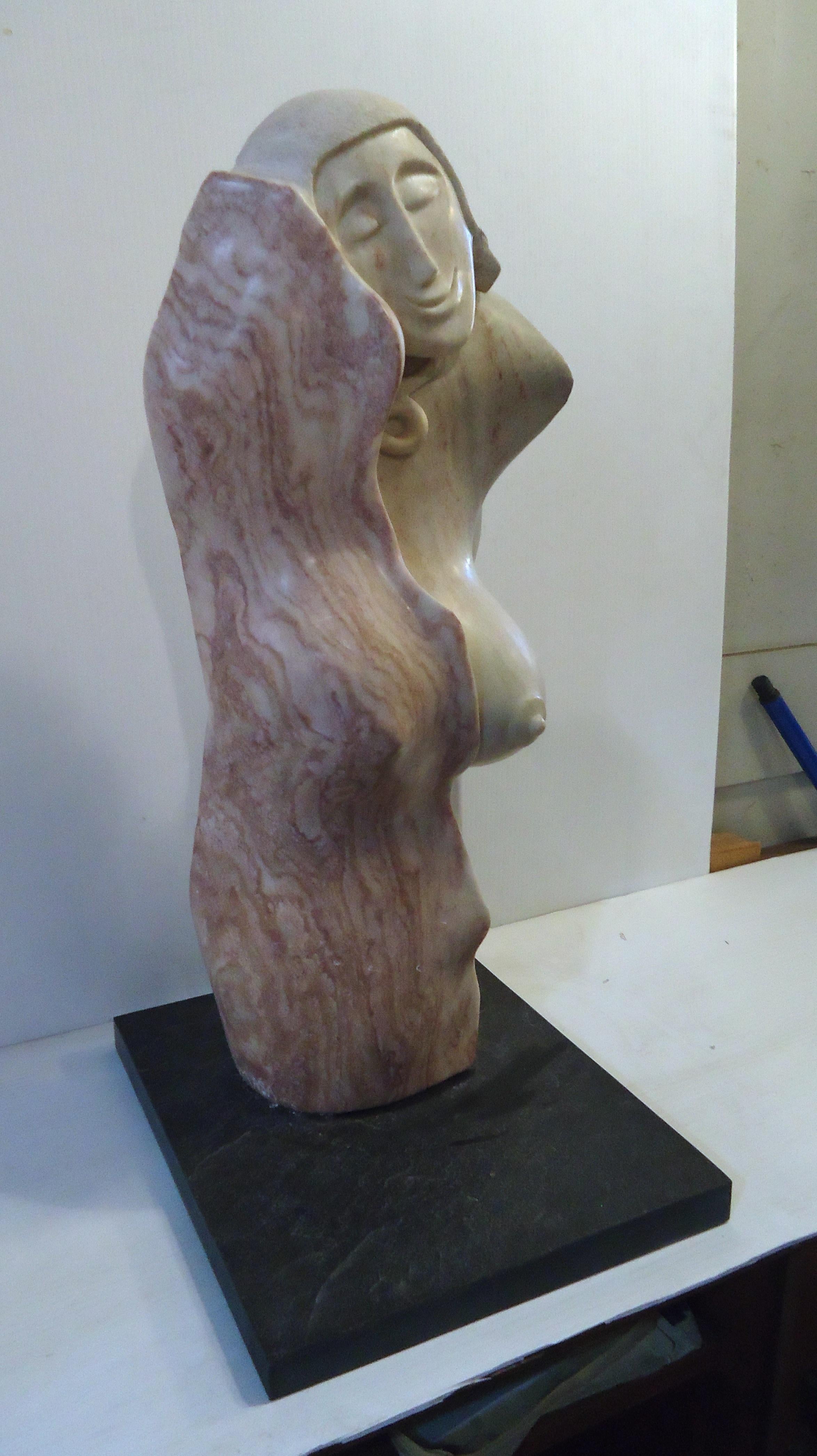 Skulptur aus weiblichem Marmor, signiert (Moderne der Mitte des Jahrhunderts) im Angebot