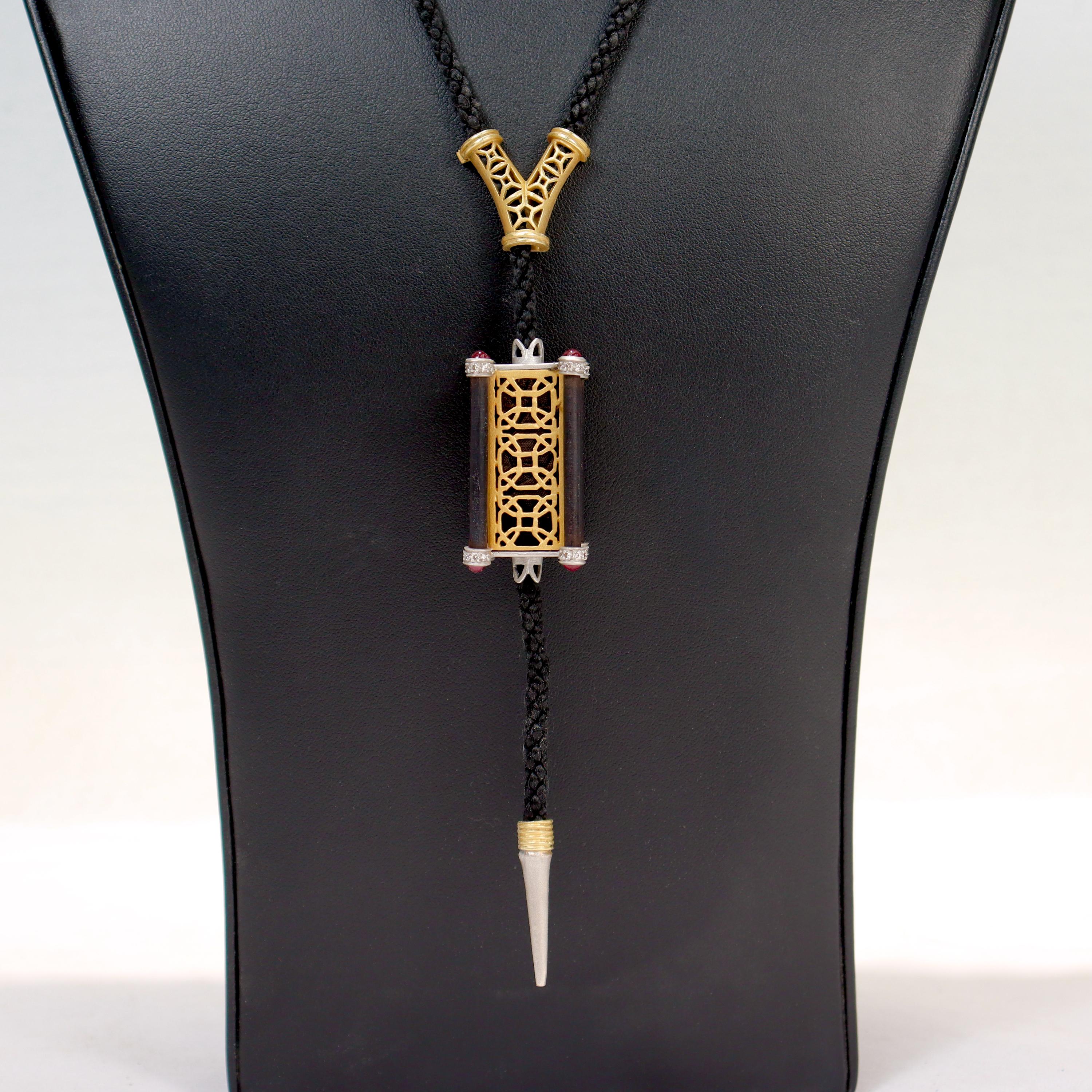 Ein feines, signiertes Gold-Lariat-Halsband. 

Von der bedeutenden türkischen Schmuckdesignfirma Fibula.
In Form eines traditionellen türkischen Anhängers in Laternenform mit durchbrochener Arbeit.  

Die 18 Karat Gelb- und Weißgold sind