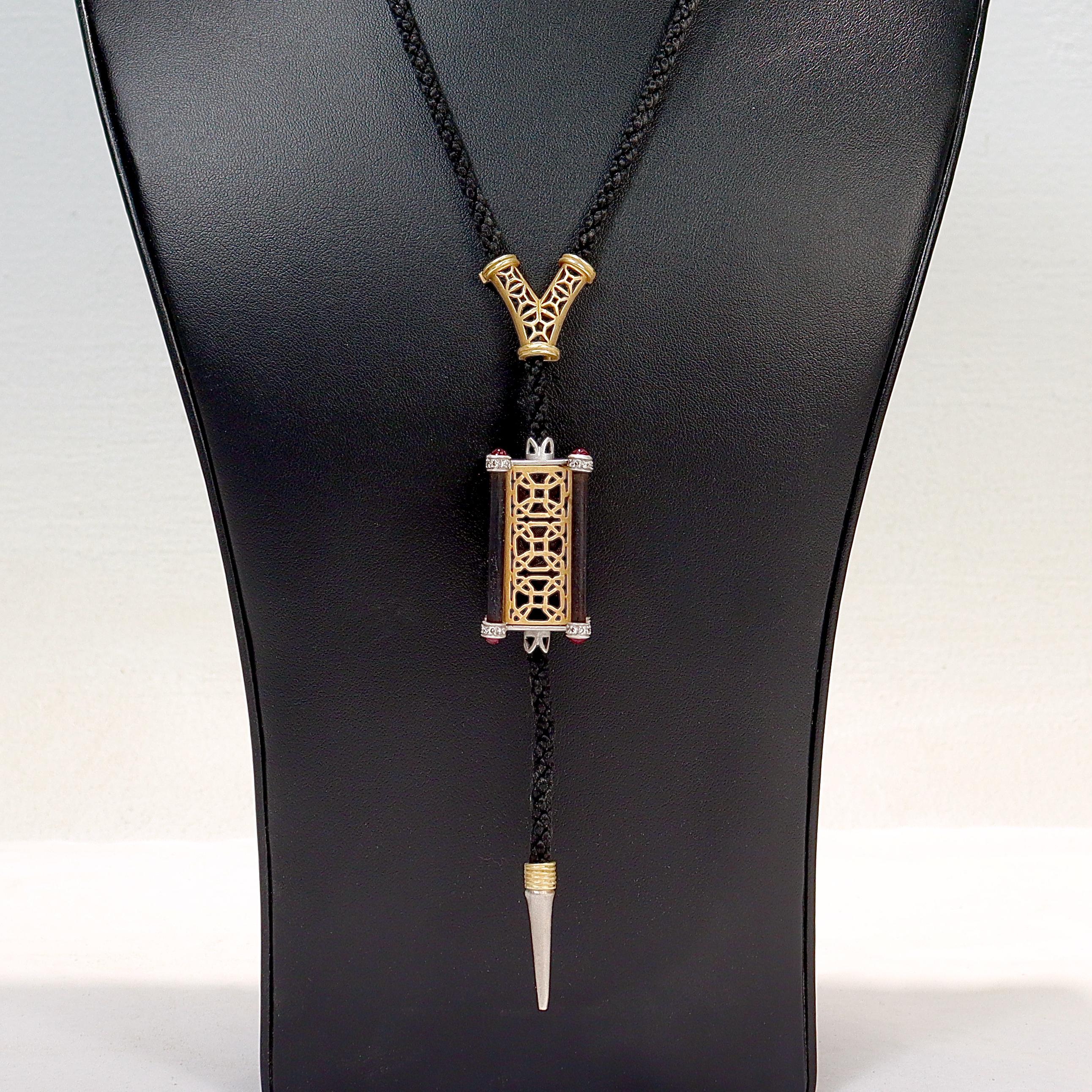 Signiert Fibula Türkische Halskette mit Lariat-Anhänger aus 18 Karat Gold, Diamanten und Rubinen (Rundschliff)