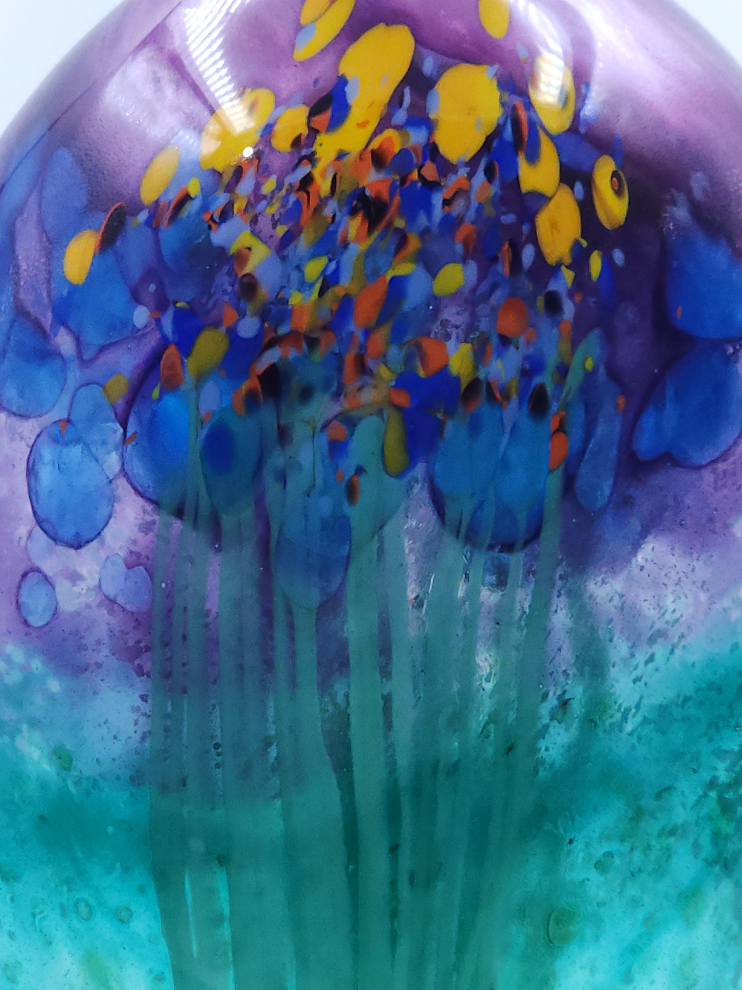 Signierte finnische Glasvase, 20. Jahrhundert, signiert
Schöne finnische Glasvase mit einer Mischung aus kalten Farben in Blau, Grün und Violett, die ihr in der Mitte mit dem Gelb- und Orangeton einen markanten Touch verleiht.
Maßnahmen:
Höhe: 21.5