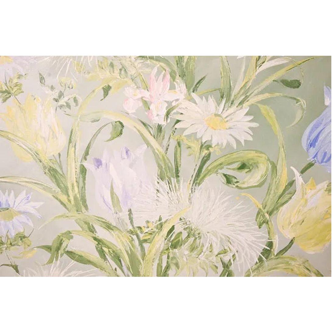 Ein Blumenstillleben in Acryl auf Leinwand mit einer harmonischen Farbpalette aus zarten Grüntönen, Gelb, Rosa und Veilchenblau. Die ruhige Komposition fängt das sanfte Zusammenspiel von Farbe und Licht ein, mit geschichteten Pinselstrichen, die