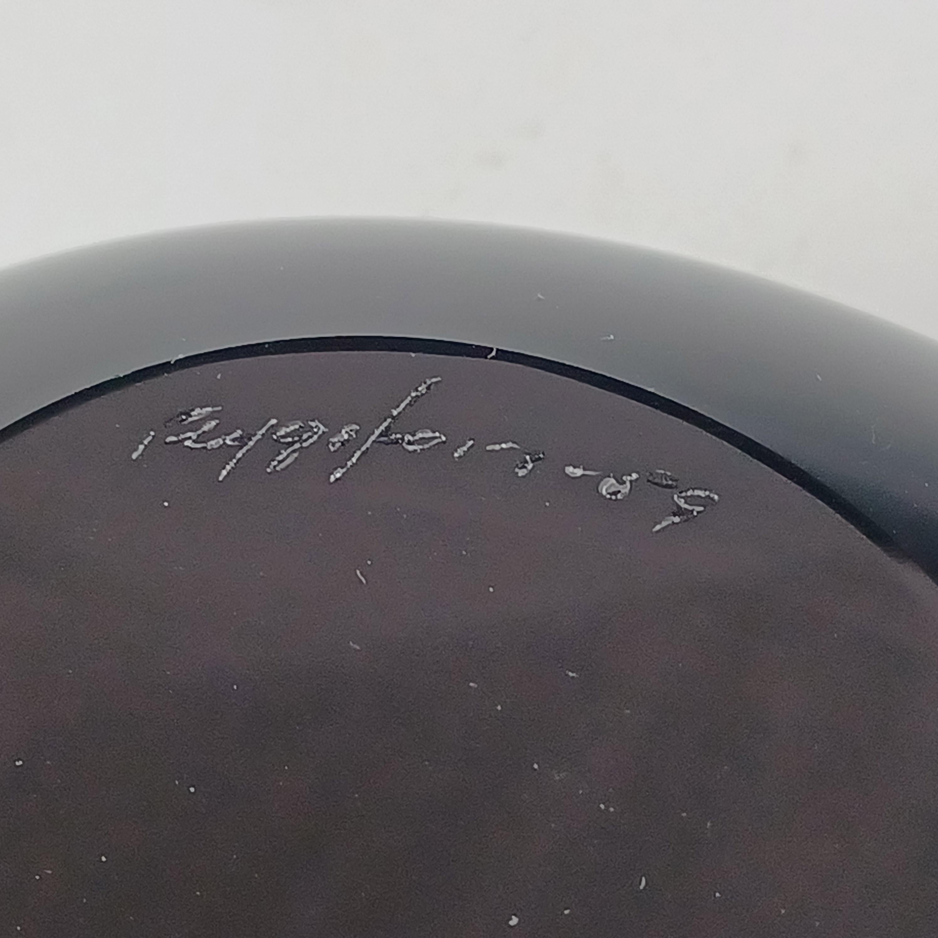 Superbe bol ou cendrier en verre biomorphique scandinave. Signé sur la base 