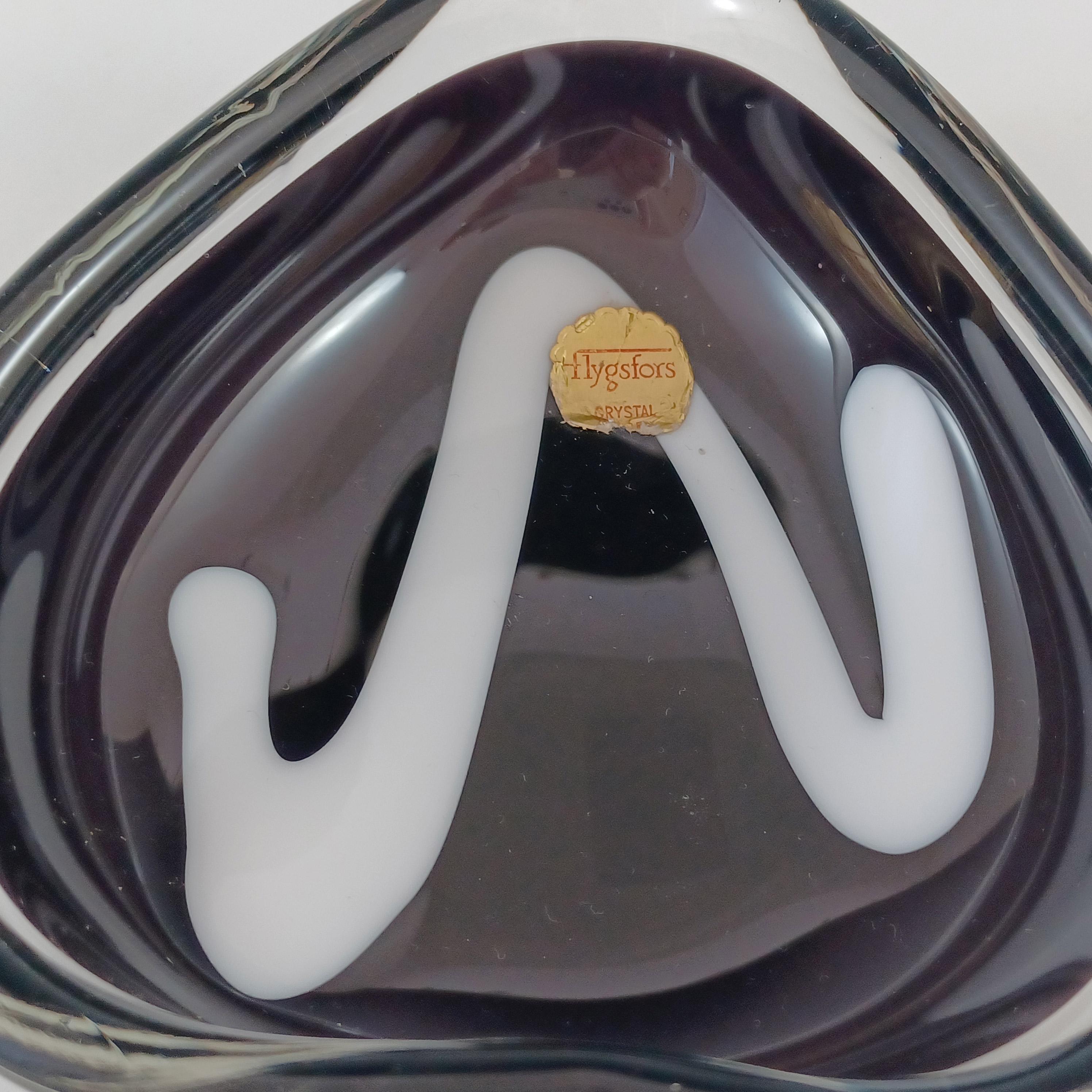 Milieu du XXe siècle SIGNÉ Flygsfors Coquille Black Glass Bowles by Paul Kedelv 1959 en vente