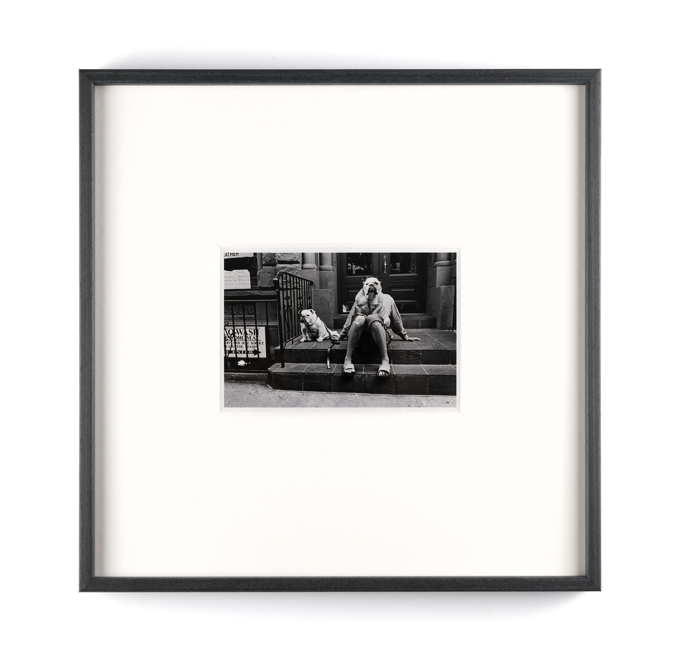 Zum Verkauf steht ein original signierter Magnum-Fotodruck in Museumsqualität des weltberühmten, in Frankreich geborenen amerikanischen Fotografen ELLIOT ERWITT (1928-2023). 

Mit dem Titel 