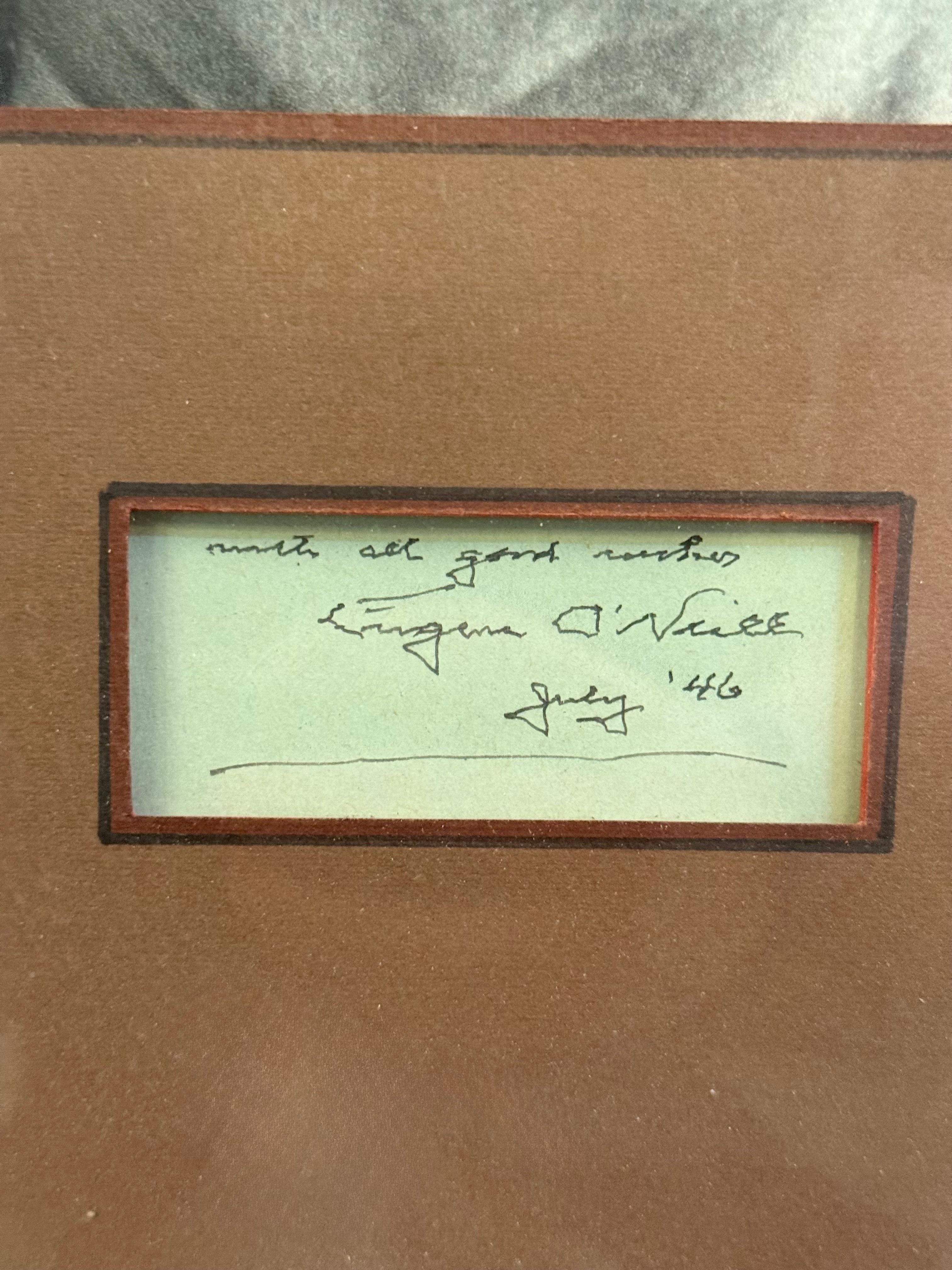 Rare pièce de collection historique, ce portrait signé et encadré du célèbre dramaturge américain Eugene O'Neill est daté de 1946, capturant la légende littéraire dans la dernière décennie de sa vie. Élégamment réalisé et conservé sous verre, le