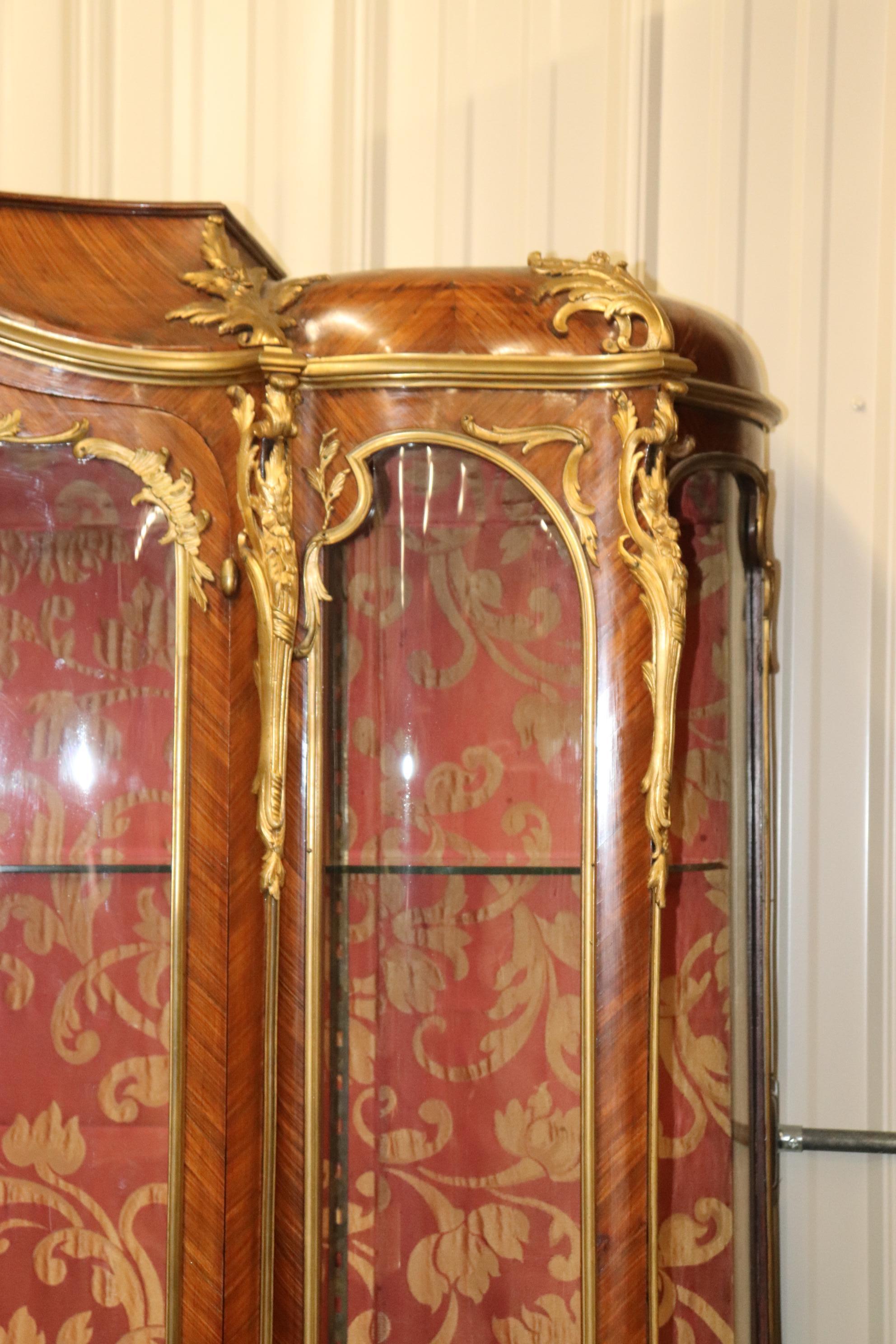 Début du 20ème siècle Vitrine Louis XV en bois de roi signée Francois Linke et montée sur bronze en vente