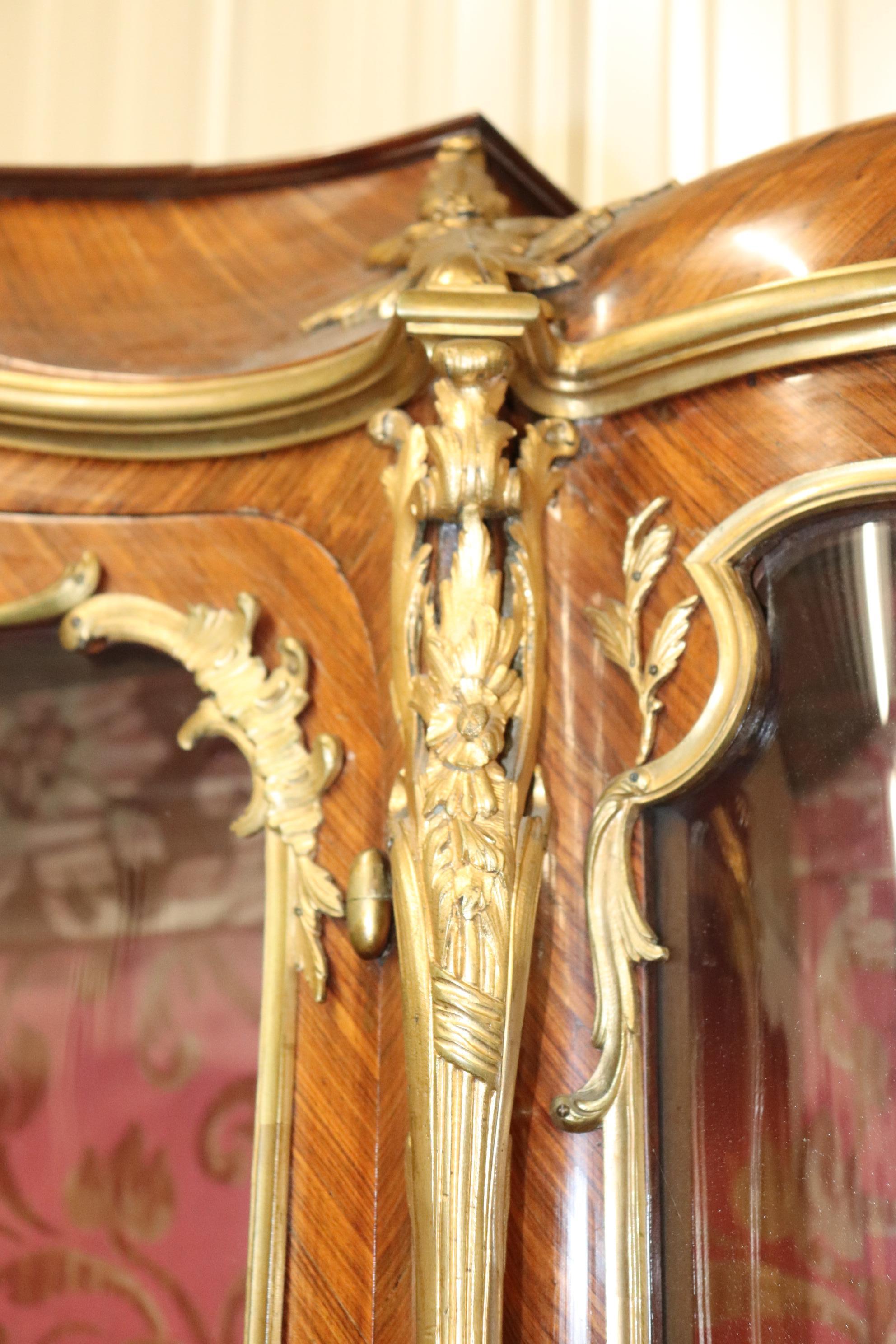 Vitrine Louis XV en bois de roi signée Francois Linke et montée sur bronze en vente 2