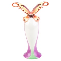 Signierte Schmetterlingsvase aus Französischem Porzellan entworfen von Jen Woo