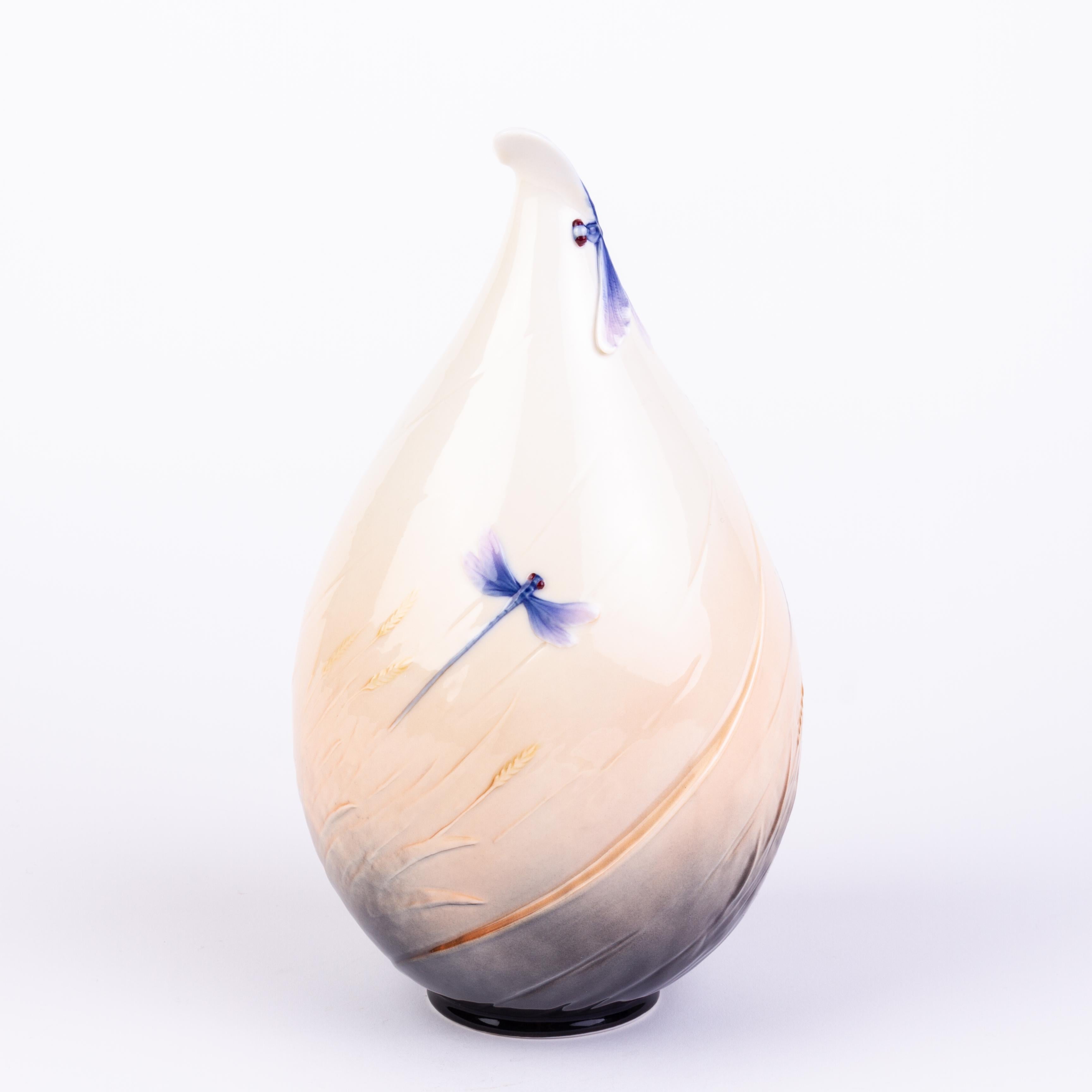 Signed Franz Porcelain Dragonfly Baluster Vase Designed by Jan Woo
Good condition
From a private collection.
Free international shipping.