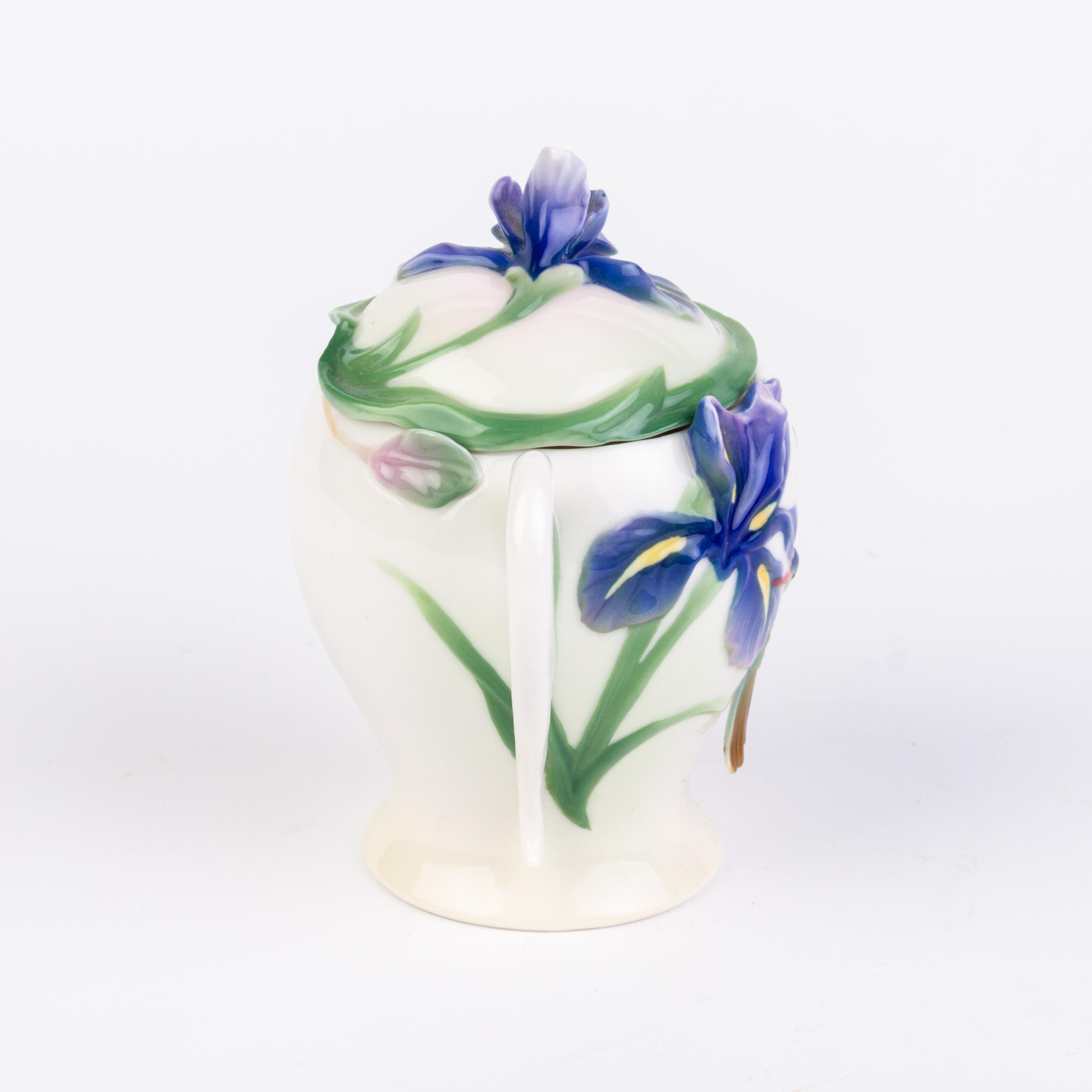 Signed Franz Porcelain Relief Hummingbird Sugar Bowl Designed by May Wei-Xuet 
Good condition
From a private collection.
Free international shipping.