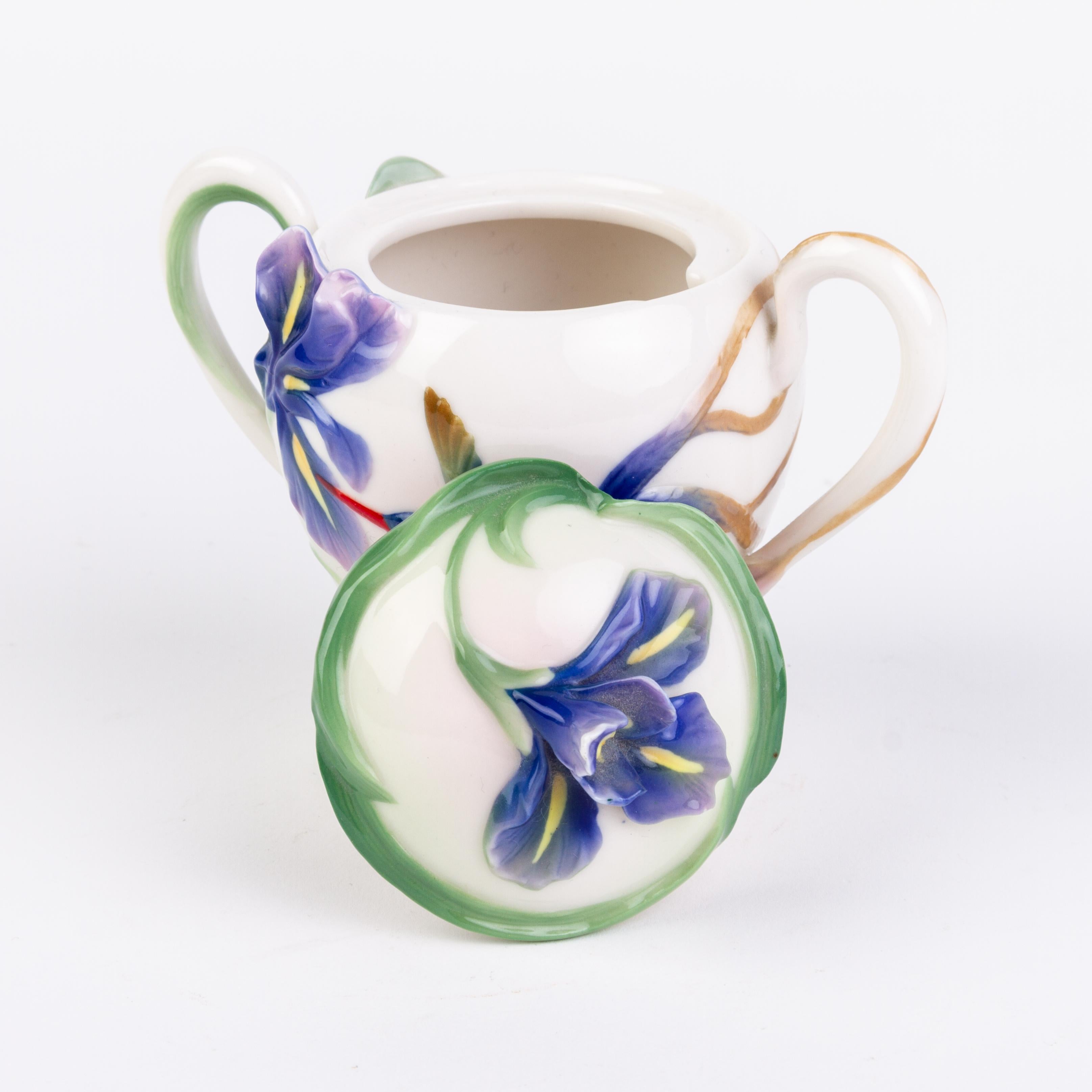 Signed Franz Porcelain Relief Hummingbird Sugar Bowl Designed by May Wei-Xuet In Good Condition In Nottingham, GB