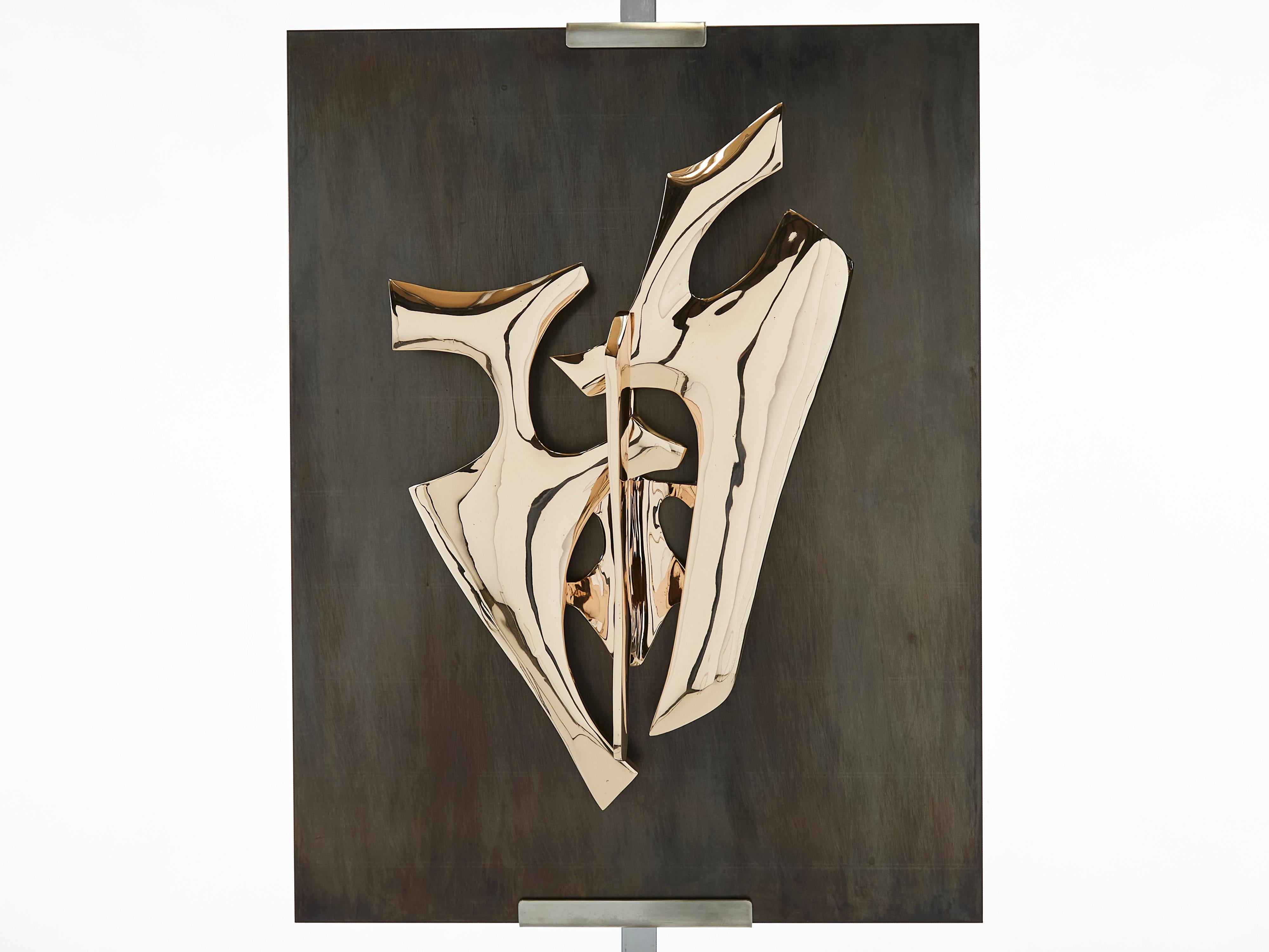 Important gilt polished bronze sculpture, model Coeur, by Fred Brouard (1944-1999), signed and numbered 7 out of an edition of 8, made in 1976. The bronze wall lamp originally mounted on a patinated metal plate panel, presented on a stainless steel