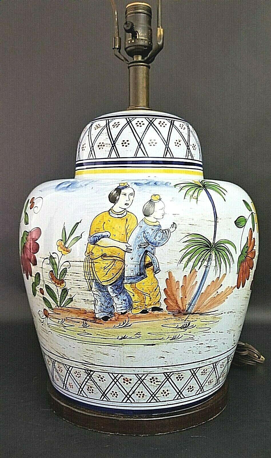 Wir bieten eine unserer jüngsten Palm Beach Estate Fine Lighting Akquisitionen von  
Eine große signierte Frederick Cooper asiatische Chinoiserie Figuren und Blumen Tischlampe
Sie hat ein Frederick Cooper Label auf der Fassung und ist auch auf dem