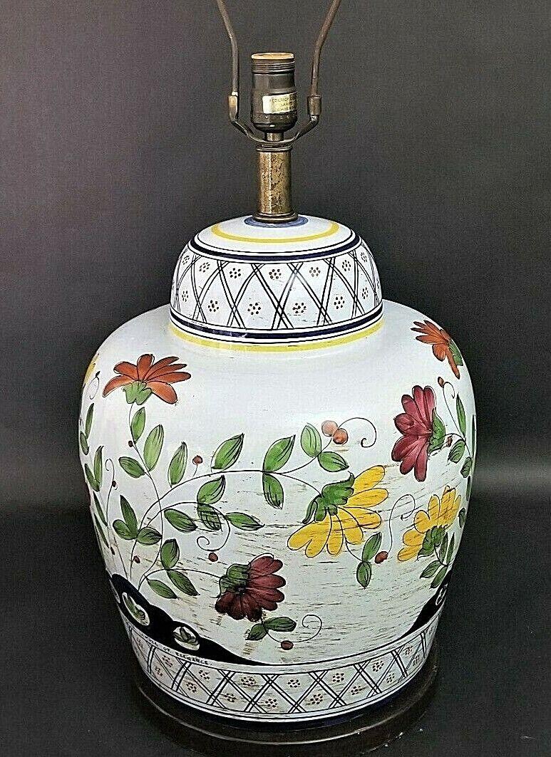 Asiatische Chinoiserie-Tischlampe mit Figuren und Blumen, signiert Frederick Cooper (Keramik) im Angebot