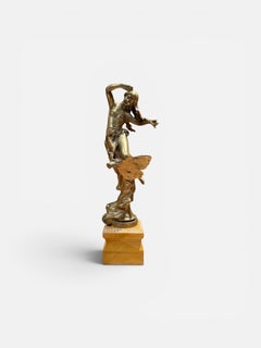 Signierte figurative Skulptur im französischen Jugendstil auf einem Sienna-Marmorsockel