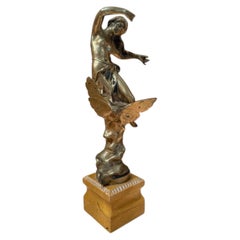Signierte figurative Skulptur im französischen Jugendstil auf einem Sienna-Marmorsockel
