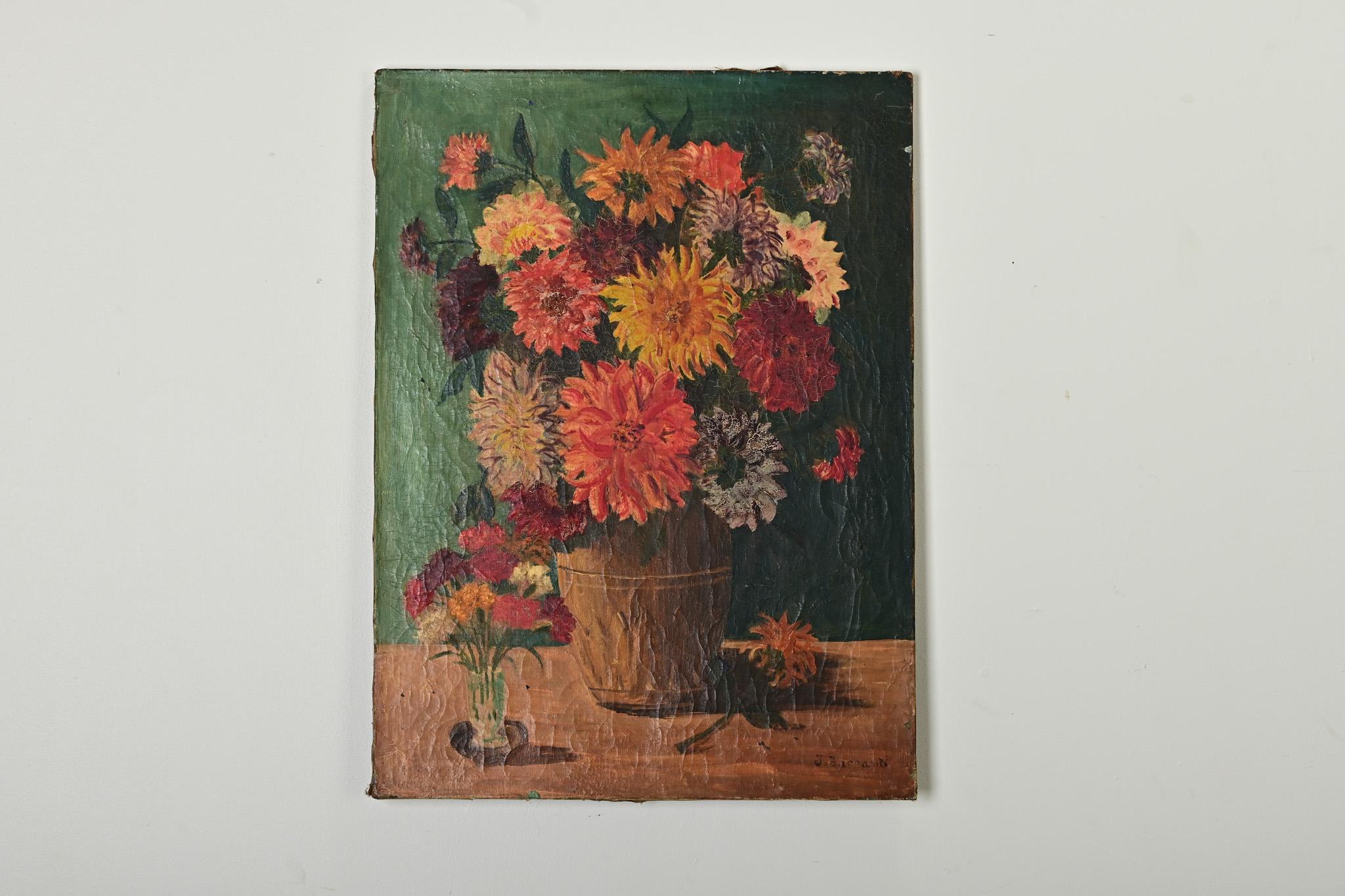 Un delizioso dipinto a olio su tela di natura morta floreale dai toni gioiello con dalie, proveniente dalla Francia dei primi del Novecento e firmato dall'artista J. Baccanti. In una composizione insolita, l'artista ha catturato un grande bouquet