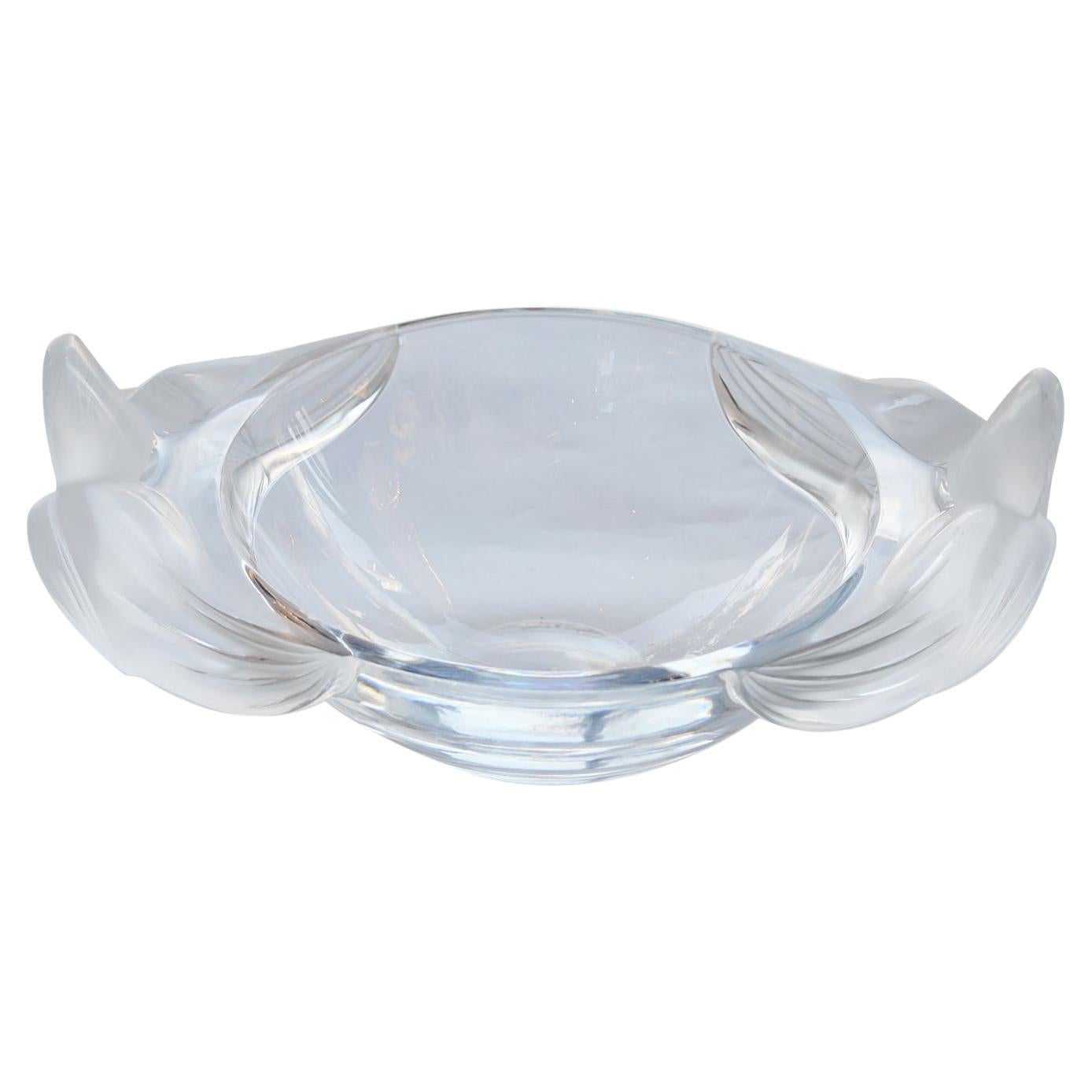 Signierte französische Schale aus Lalique-Glas mit geblümten Details im Angebot