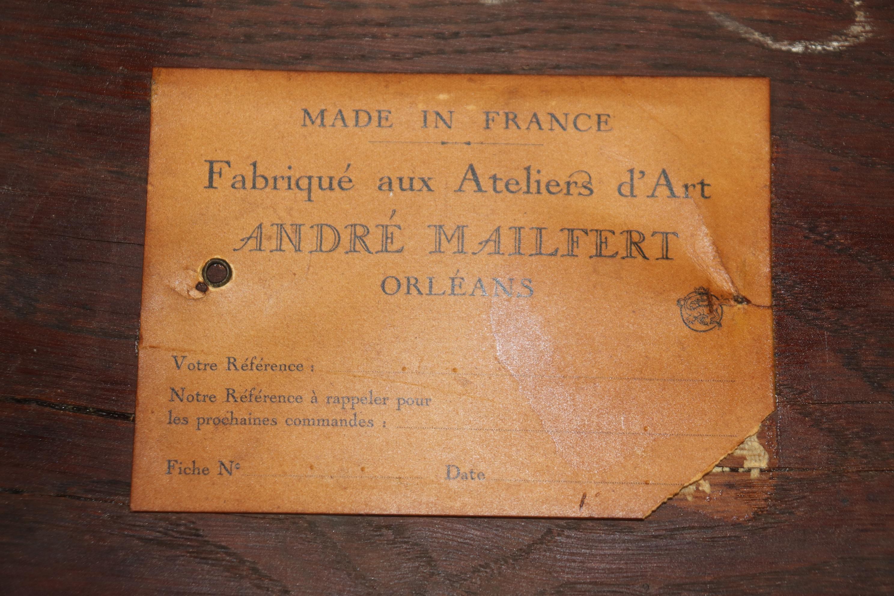 Il s'agit d'une superbe marqueterie de noyer de fabrication française et signée par le fabricant par une étiquette comme indiqué. Le dessus du support représente un magnifique oiseau exotique dans une forêt de verdure, bien qu'il s'agisse