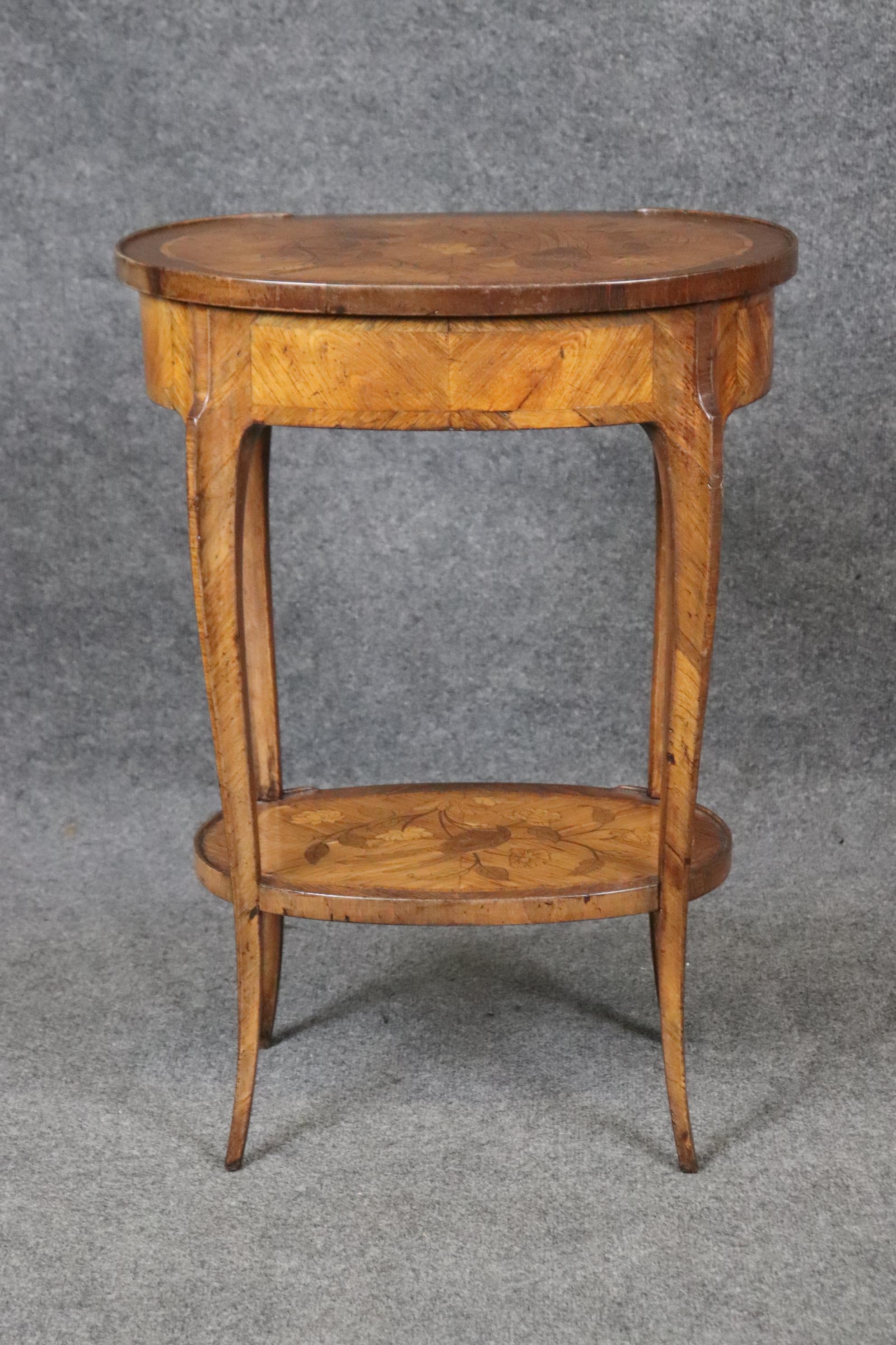 Table de chevet à 2 niveaux en marqueterie de style Louis XV signée Table de chevet à 2 niveaux signée Table de chevet à 2 niveaux signée Table de chevet à 2 niveaux signée Table de chevet à 2 niveaux signée Table de chevet à 2 niveaux signée Bon état - En vente à Swedesboro, NJ