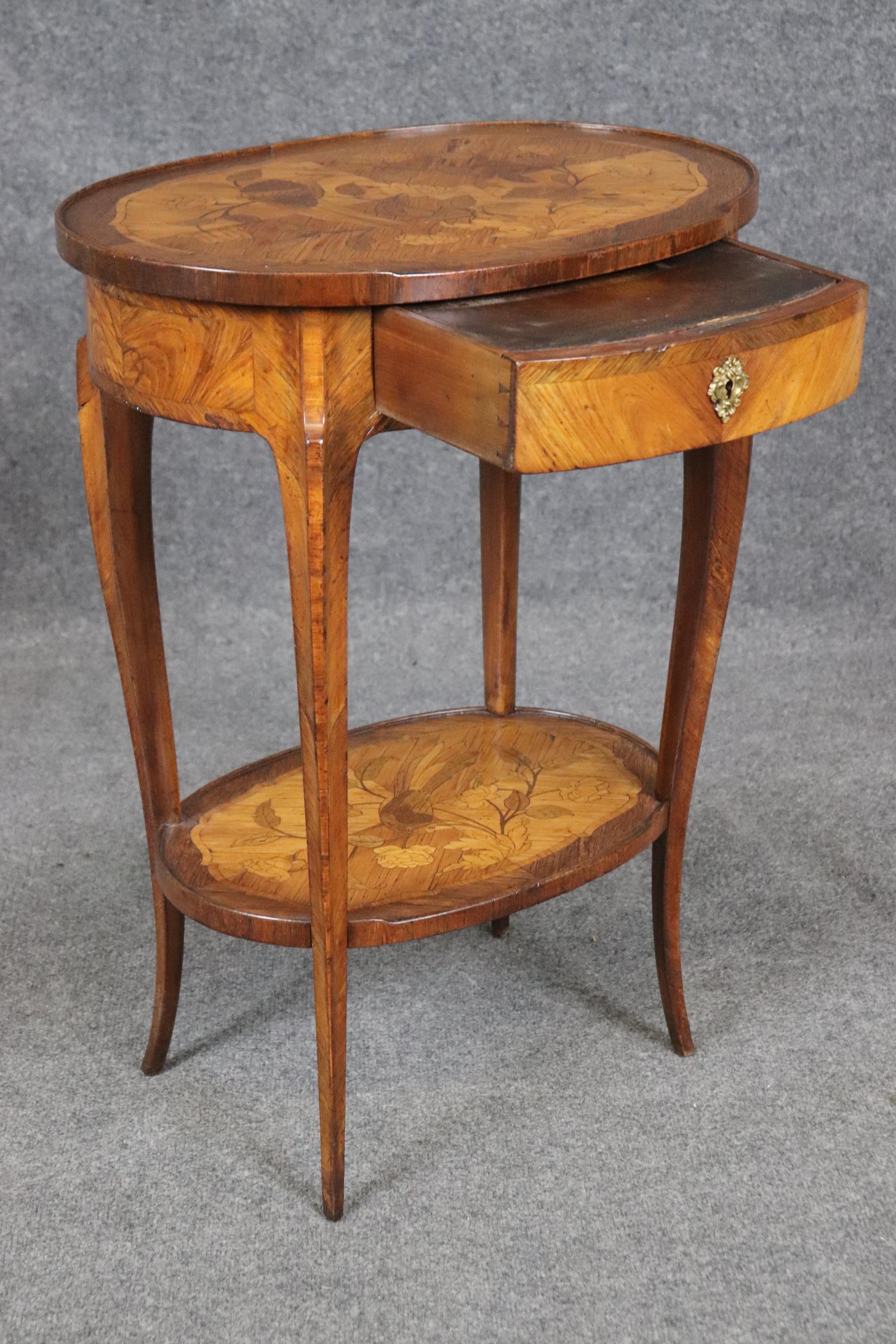 Noyer Table de chevet à 2 niveaux en marqueterie de style Louis XV signée Table de chevet à 2 niveaux signée Table de chevet à 2 niveaux signée Table de chevet à 2 niveaux signée Table de chevet à 2 niveaux signée Table de chevet à 2 niveaux signée en vente