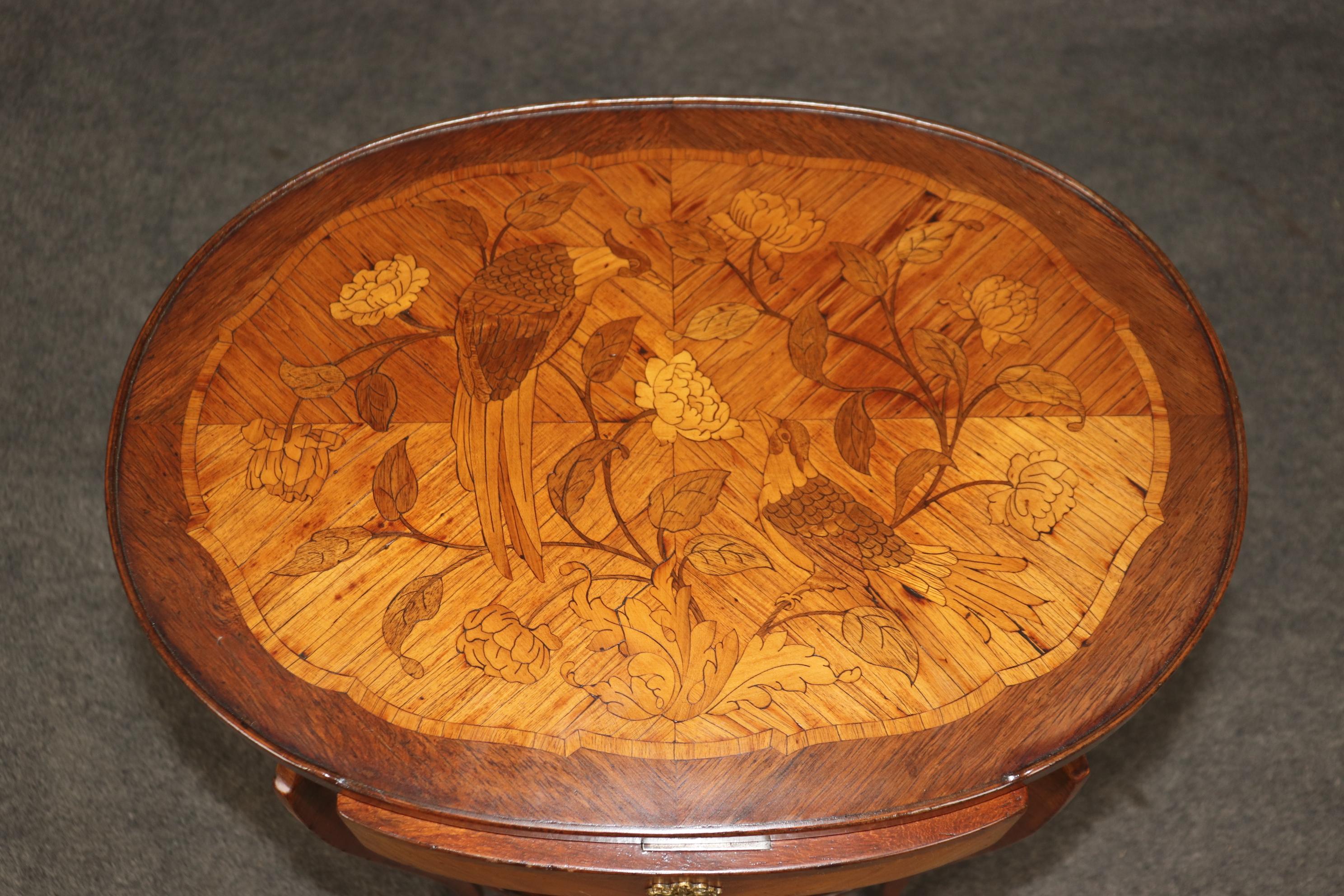 Table de chevet à 2 niveaux en marqueterie de style Louis XV signée Table de chevet à 2 niveaux signée Table de chevet à 2 niveaux signée Table de chevet à 2 niveaux signée Table de chevet à 2 niveaux signée Table de chevet à 2 niveaux signée en vente 2