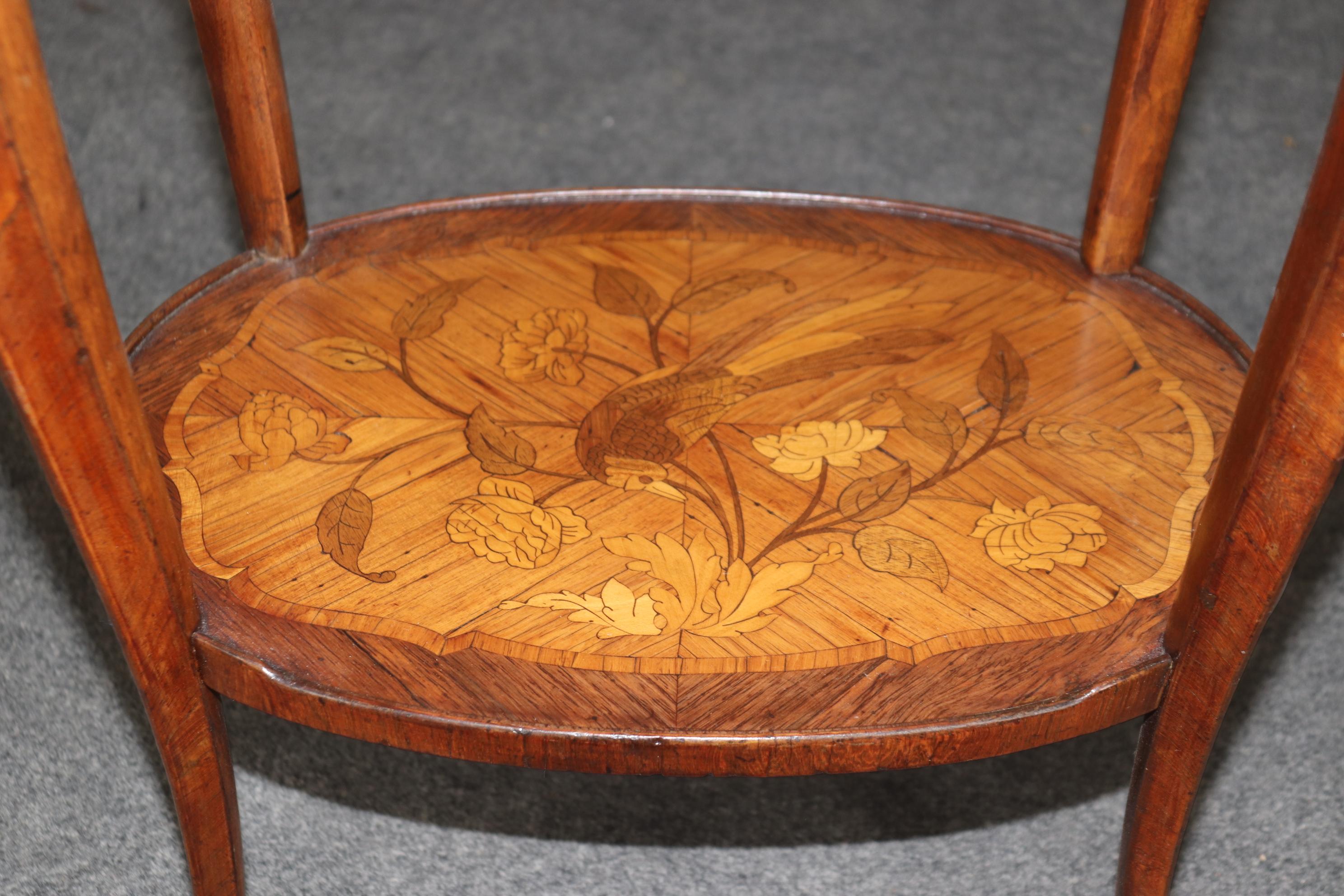 Table de chevet à 2 niveaux en marqueterie de style Louis XV signée Table de chevet à 2 niveaux signée Table de chevet à 2 niveaux signée Table de chevet à 2 niveaux signée Table de chevet à 2 niveaux signée Table de chevet à 2 niveaux signée en vente 3