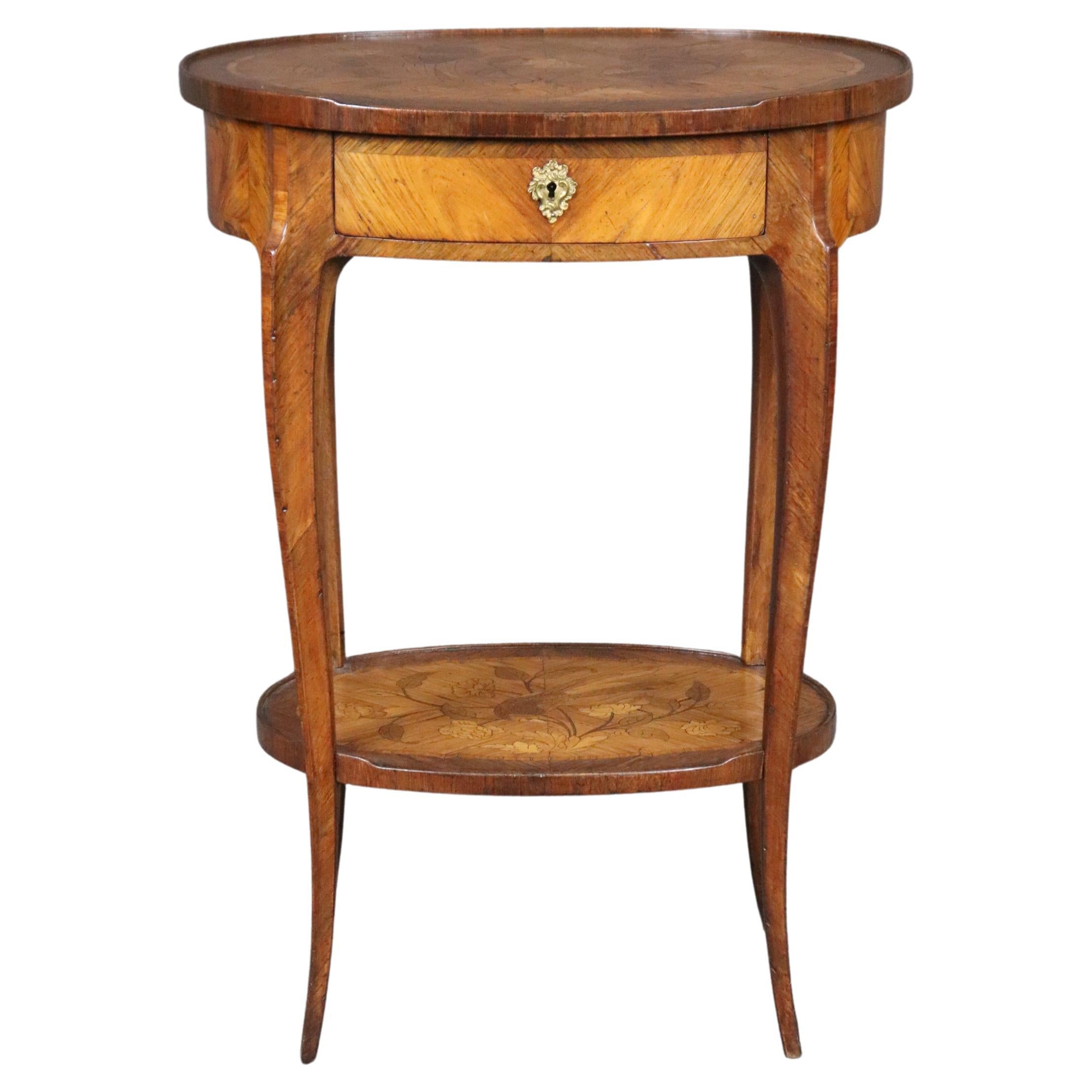Table de chevet à 2 niveaux en marqueterie de style Louis XV signée Table de chevet à 2 niveaux signée Table de chevet à 2 niveaux signée Table de chevet à 2 niveaux signée Table de chevet à 2 niveaux signée Table de chevet à 2 niveaux signée