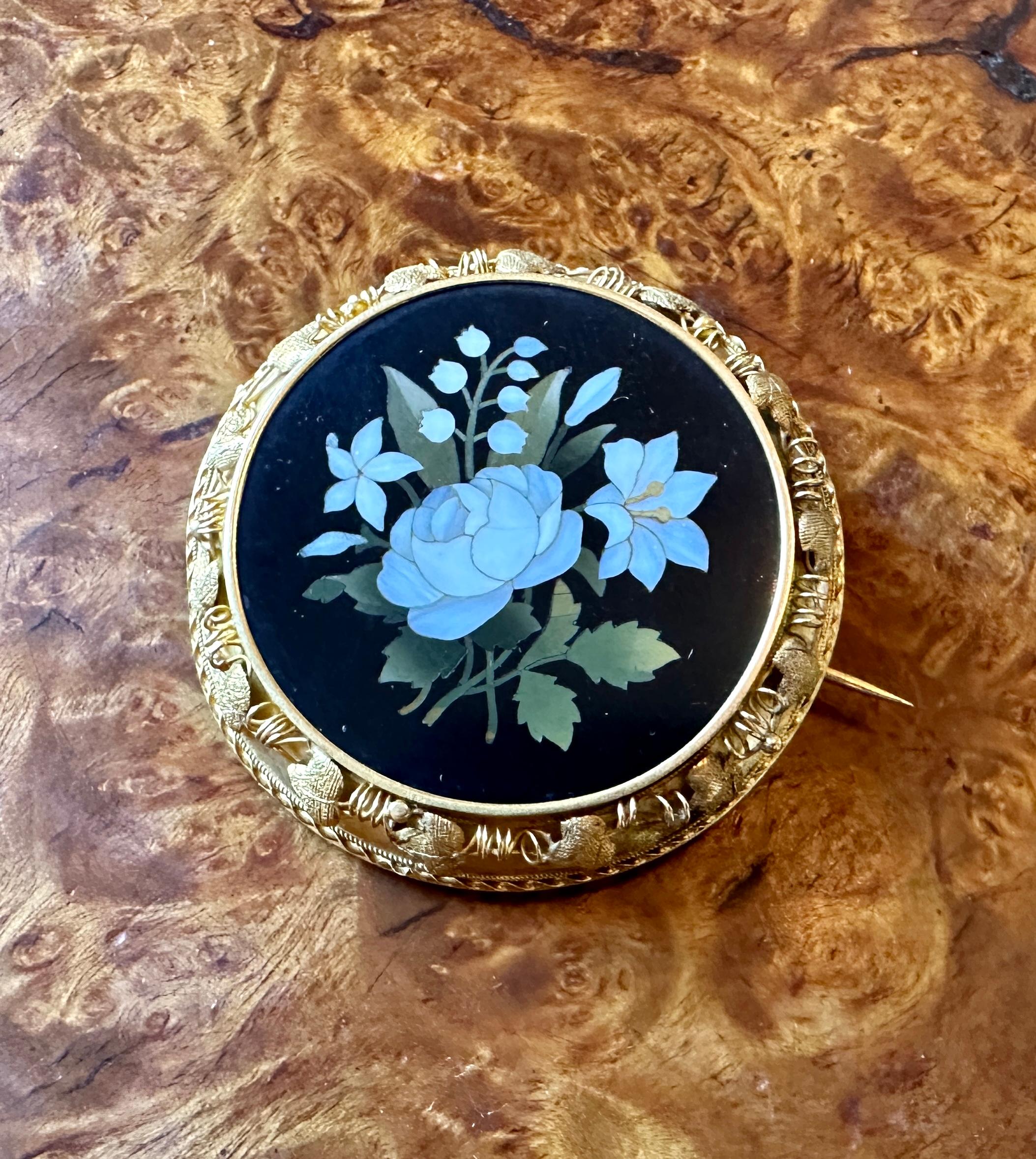 Neoetrusco Firmato G. Torrini Pietra Dura Rose Lily Flower Spilla Oro 14 Karat Antiques in vendita