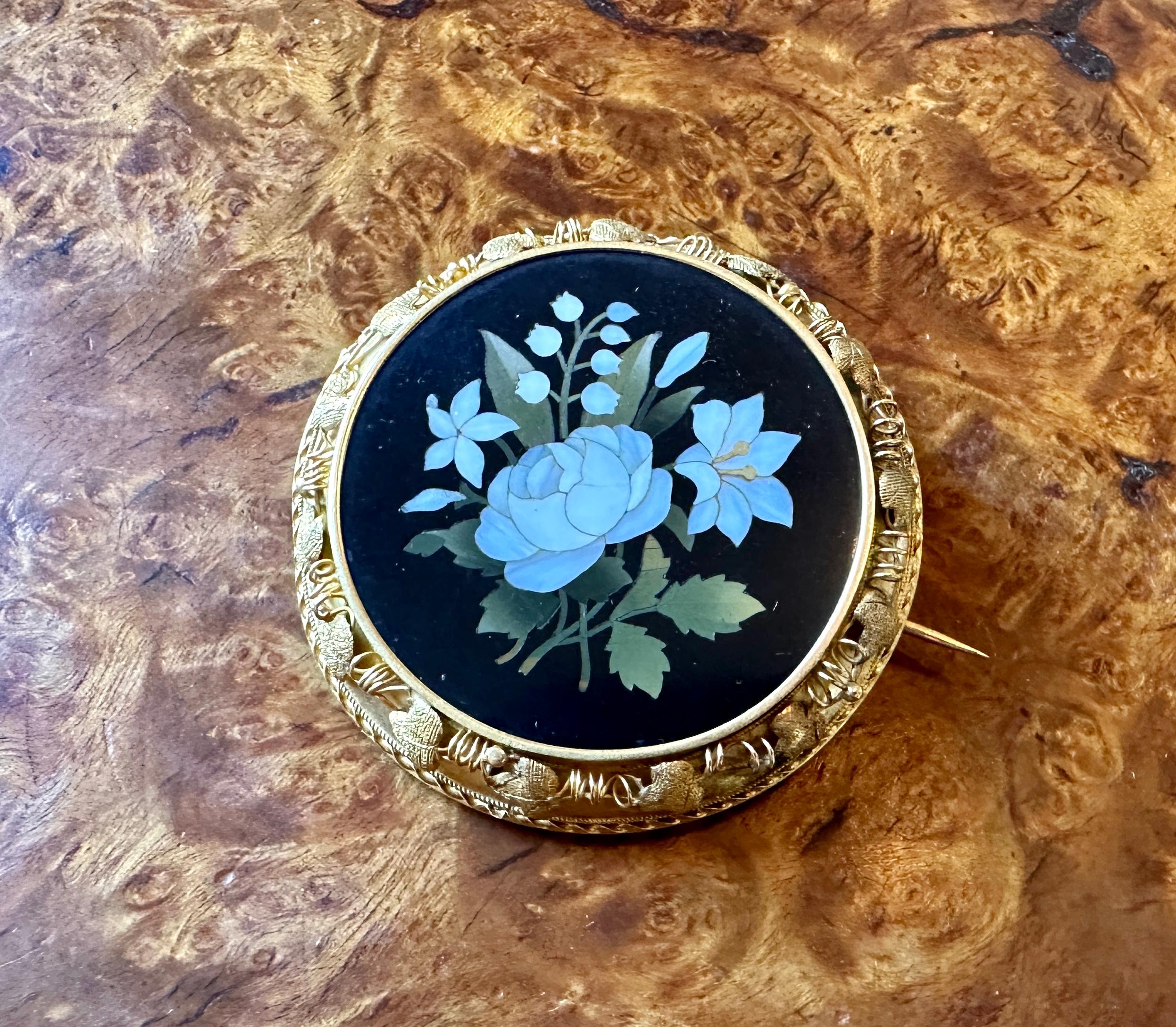 Portrait Firmato G. Torrini Pietra Dura Rose Lily Flower Spilla Oro 14 Karat Antiques in vendita