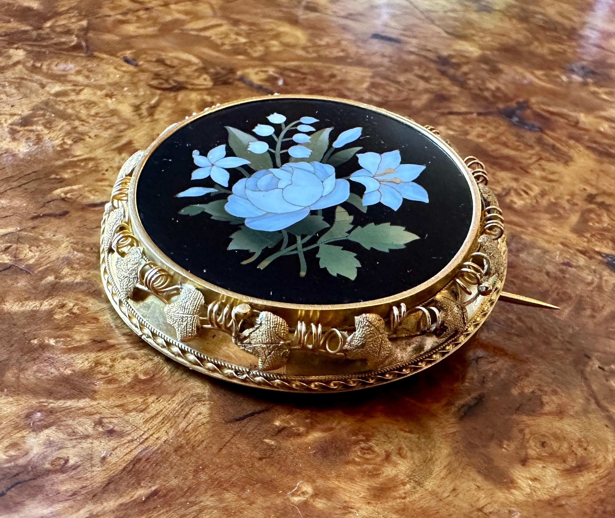 Firmato G. Torrini Pietra Dura Rose Lily Flower Spilla Oro 14 Karat Antiques In condizioni ottime in vendita a New York, NY