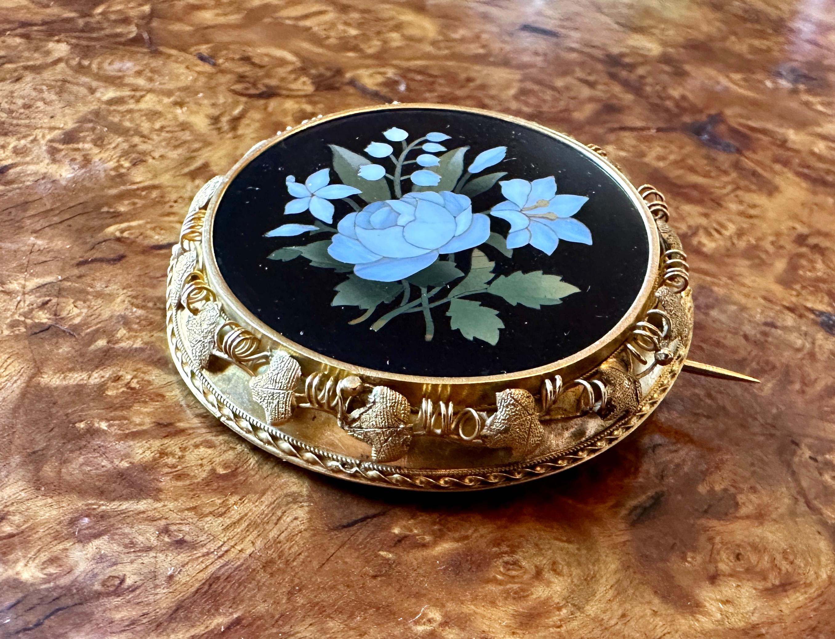 da uomo o donna Firmato G. Torrini Pietra Dura Rose Lily Flower Spilla Oro 14 Karat Antiques in vendita