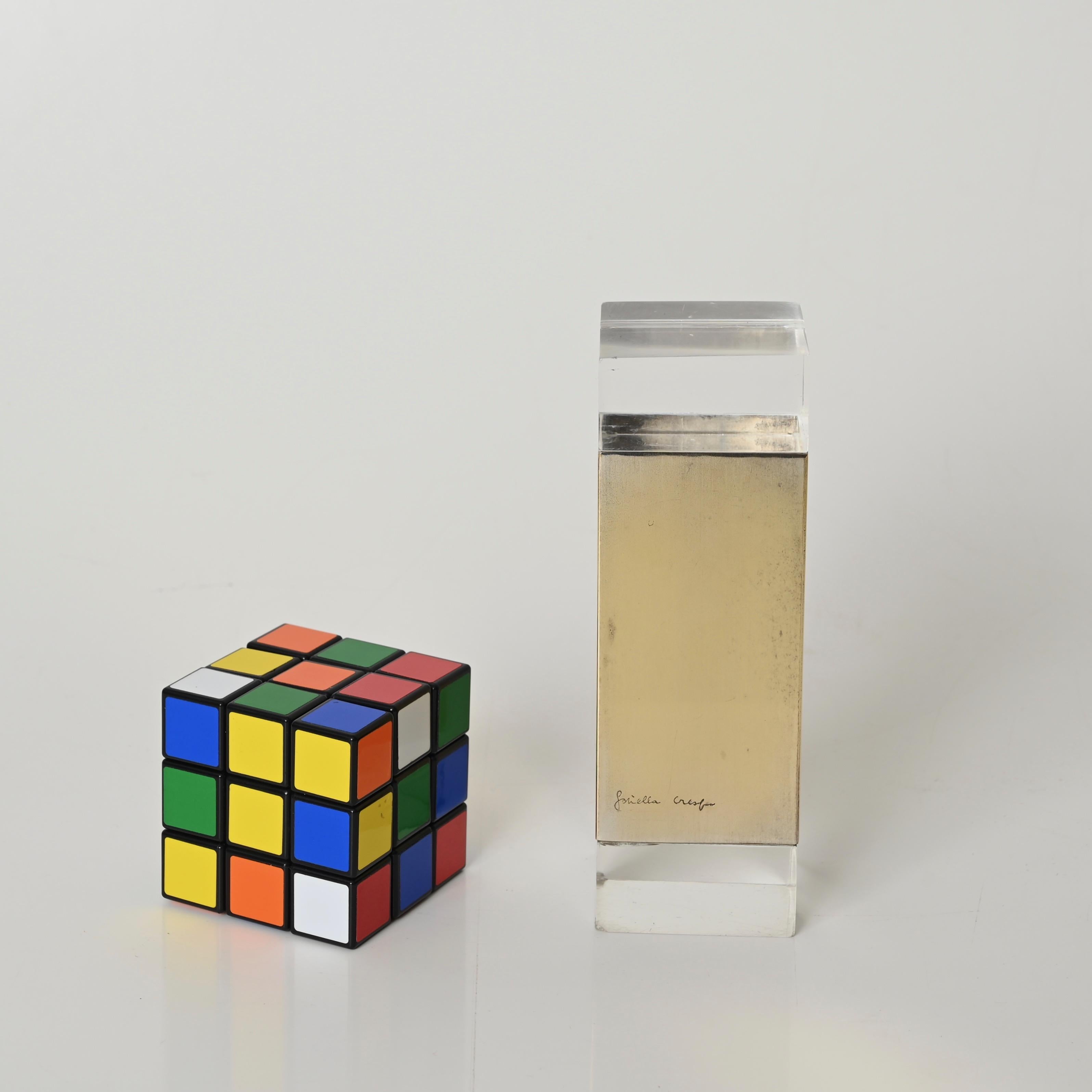 Impresionante caja decorativa de mediados de siglo diseñada y firmada por Gabriella Crespi. Realizada en una hermosa combinación de latón dorado y lucita transparente, esta elegante caja se fabricó en Italia durante la década de 1970.

En