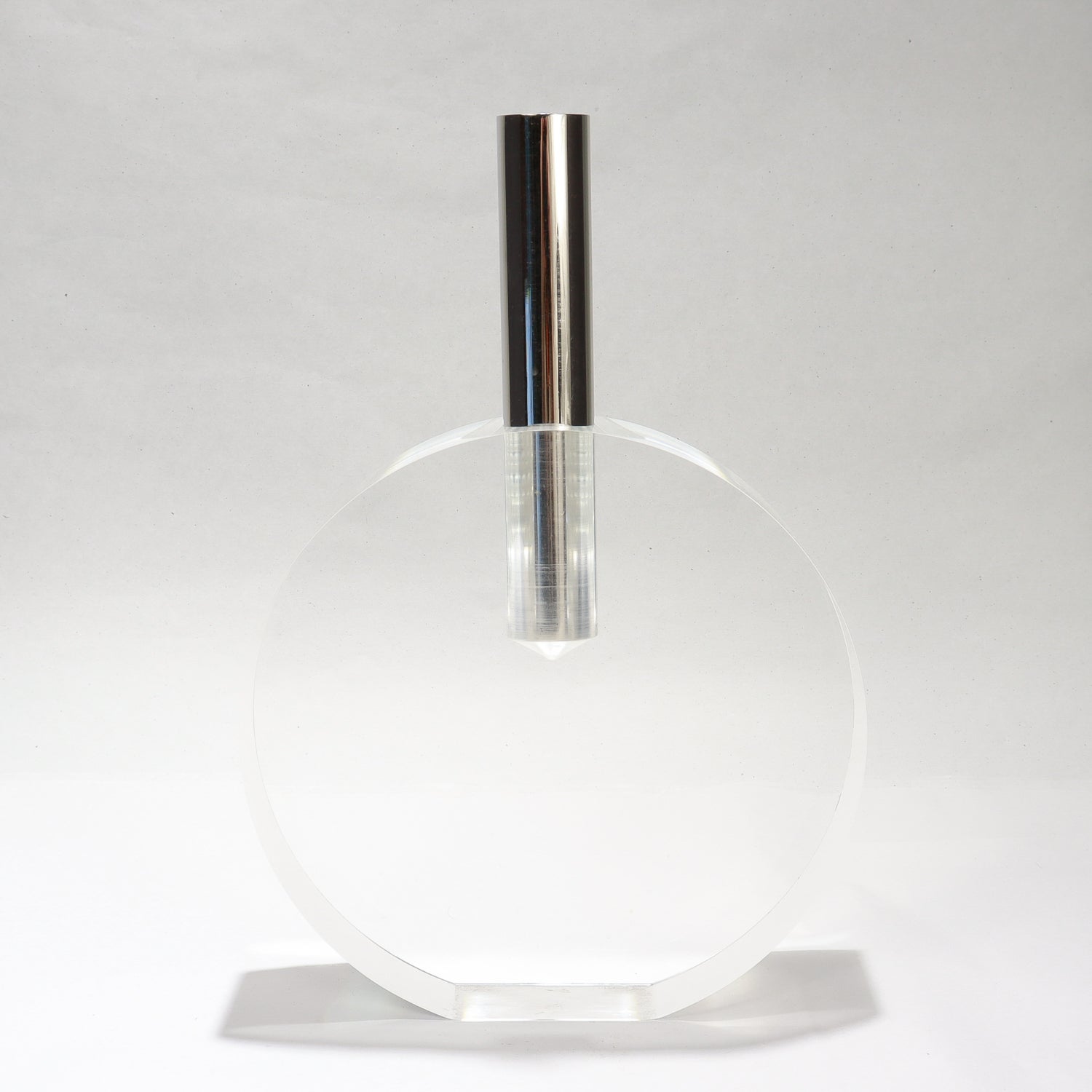 Un beau vase moderniste en lucite et acier inoxydable.

Par Gabriella Crespi. 

En forme de flasque de lune avec un corps en lucite et un col amovible en acier inoxydable. 

Un vase tout simplement magnifique !

Date :
20ème siècle

Condition