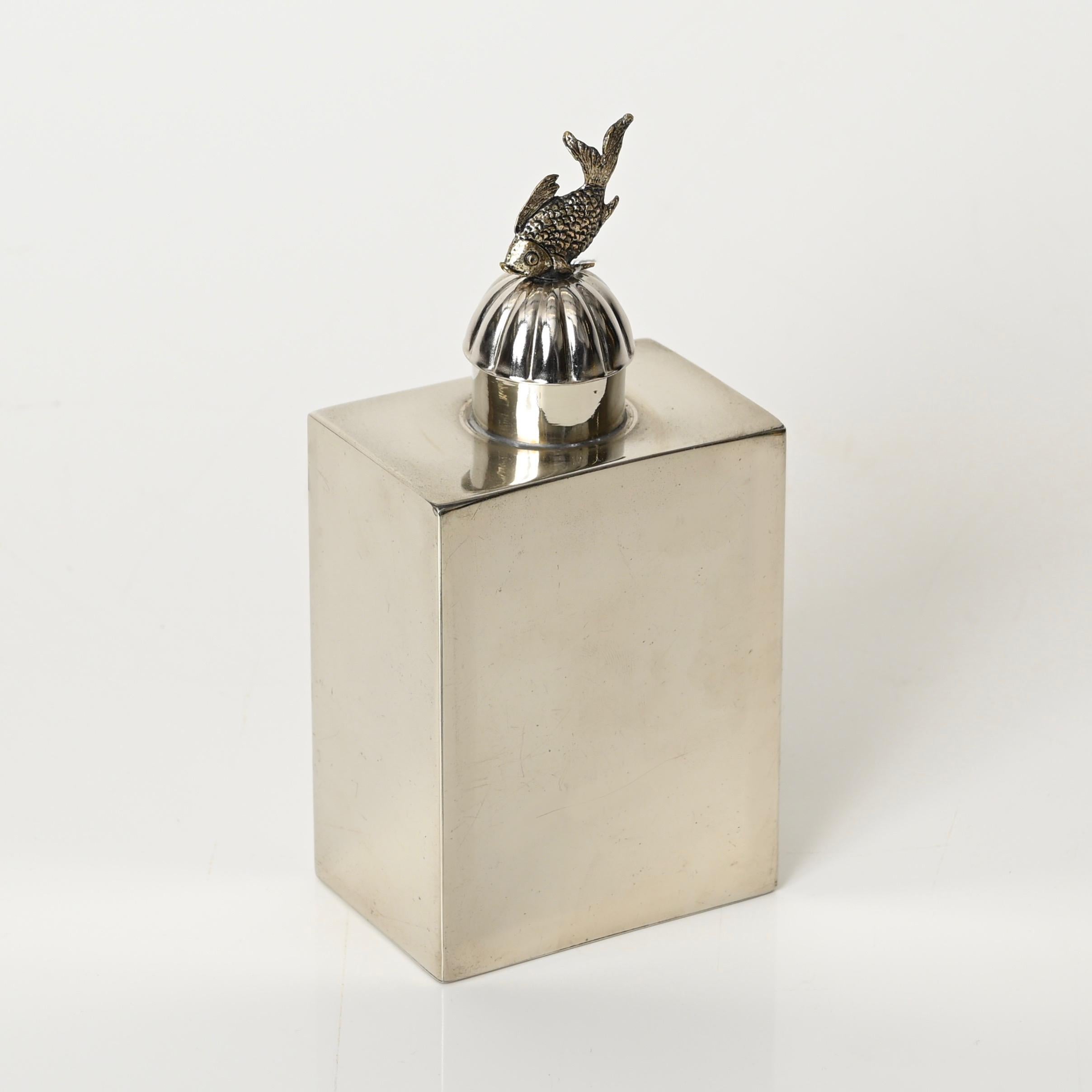 Mid-Century moderno Bottiglia decorativa per pesci firmata Gabriella Crespi, placcata in argento, Italia, anni '70 in vendita