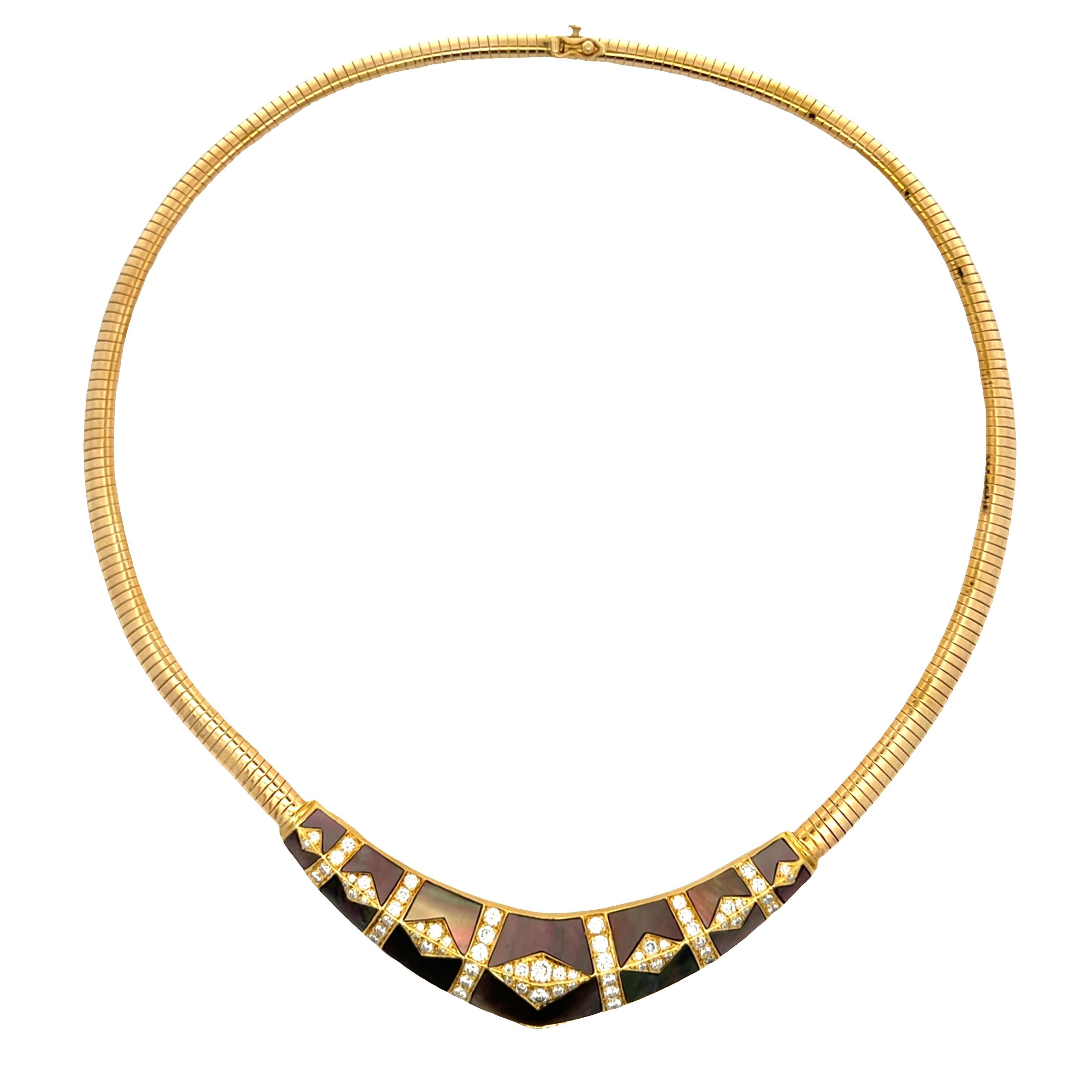 This exceptional signed Gem Lok collar necklace is a striking example of 1980s American luxury design. Crafted in richly polished 18K yellow gold, the necklace features the brand’s signature tubogas construction, engineered to drape fluidly around