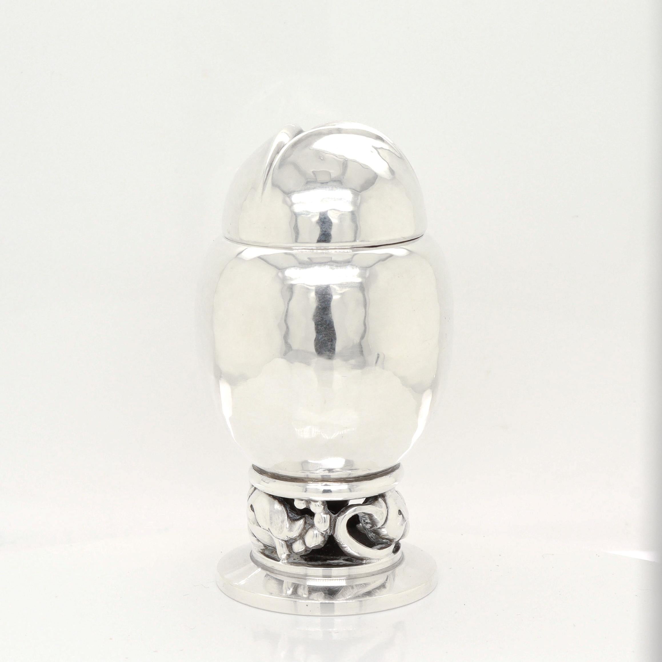 Paire de poivrières et de salières en argent signé Georg Jensen #2A en vente 3