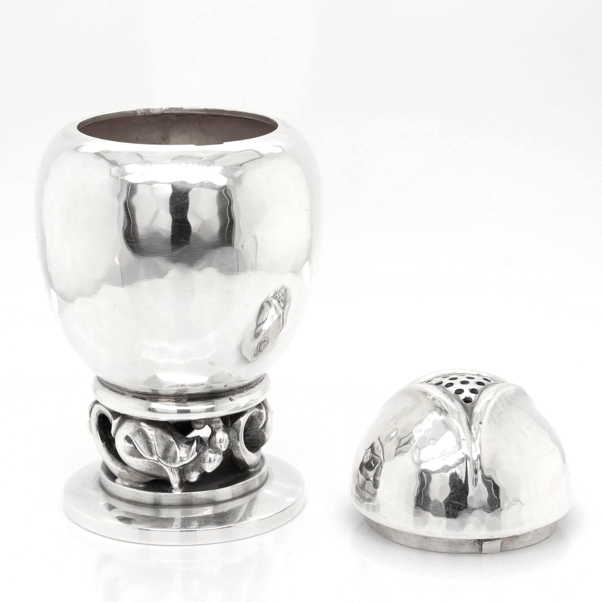 Firmato Georg Jensen in argento Sterling Blossom Pepper Shakers & Salt Cellar Pair #2A in vendita 10
