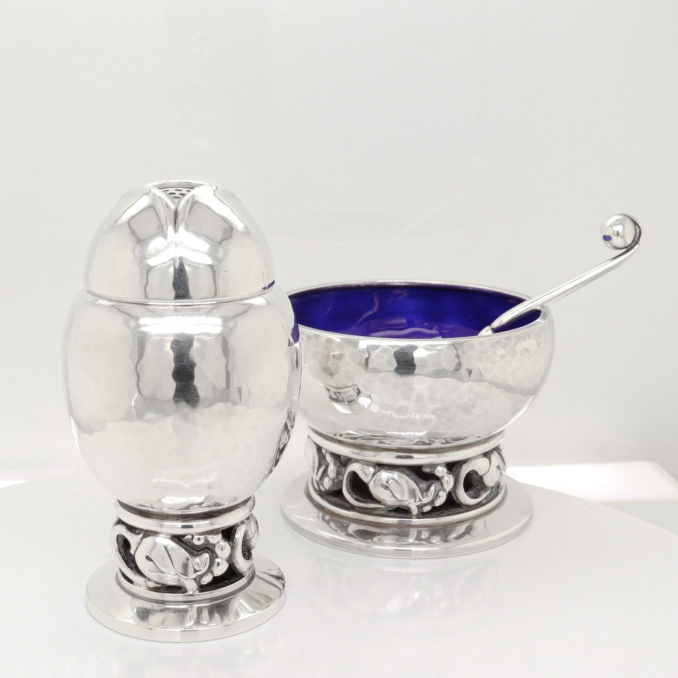 Art nouveau Paire de poivrières et de salières en argent signé Georg Jensen #2A en vente