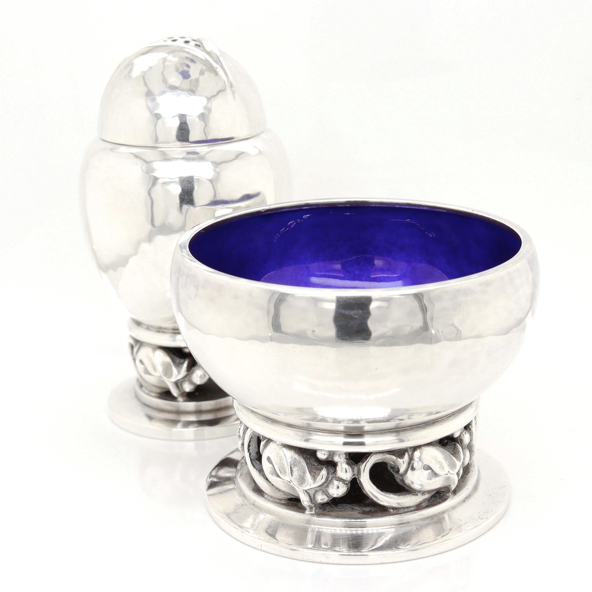 Art Déco Firmato Georg Jensen in argento Sterling Blossom Pepper Shakers & Salt Cellar Pair #2A in vendita