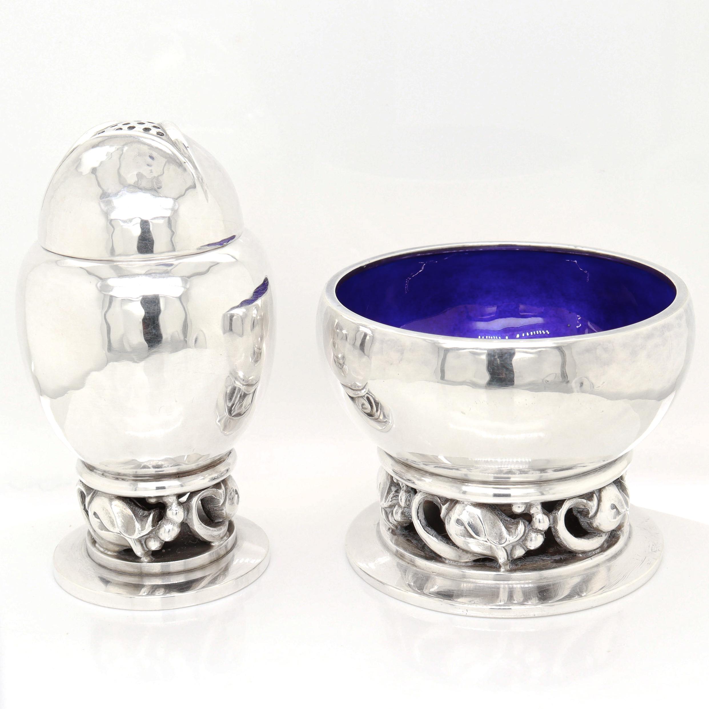 Firmato Georg Jensen in argento Sterling Blossom Pepper Shakers & Salt Cellar Pair #2A In condizioni buone in vendita a Philadelphia, PA